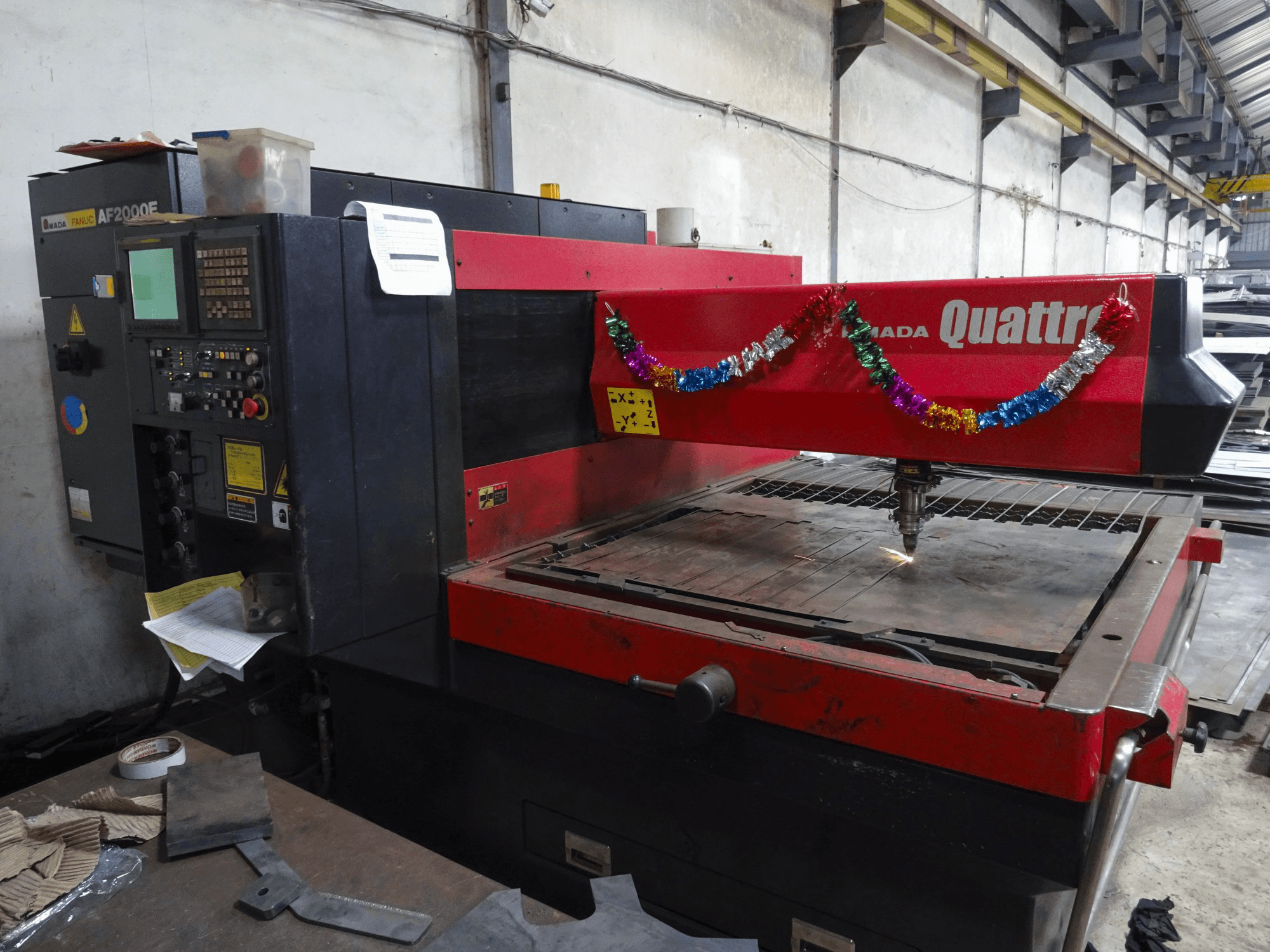 Vista frontale della macchina AMADA Quattro AF2000E