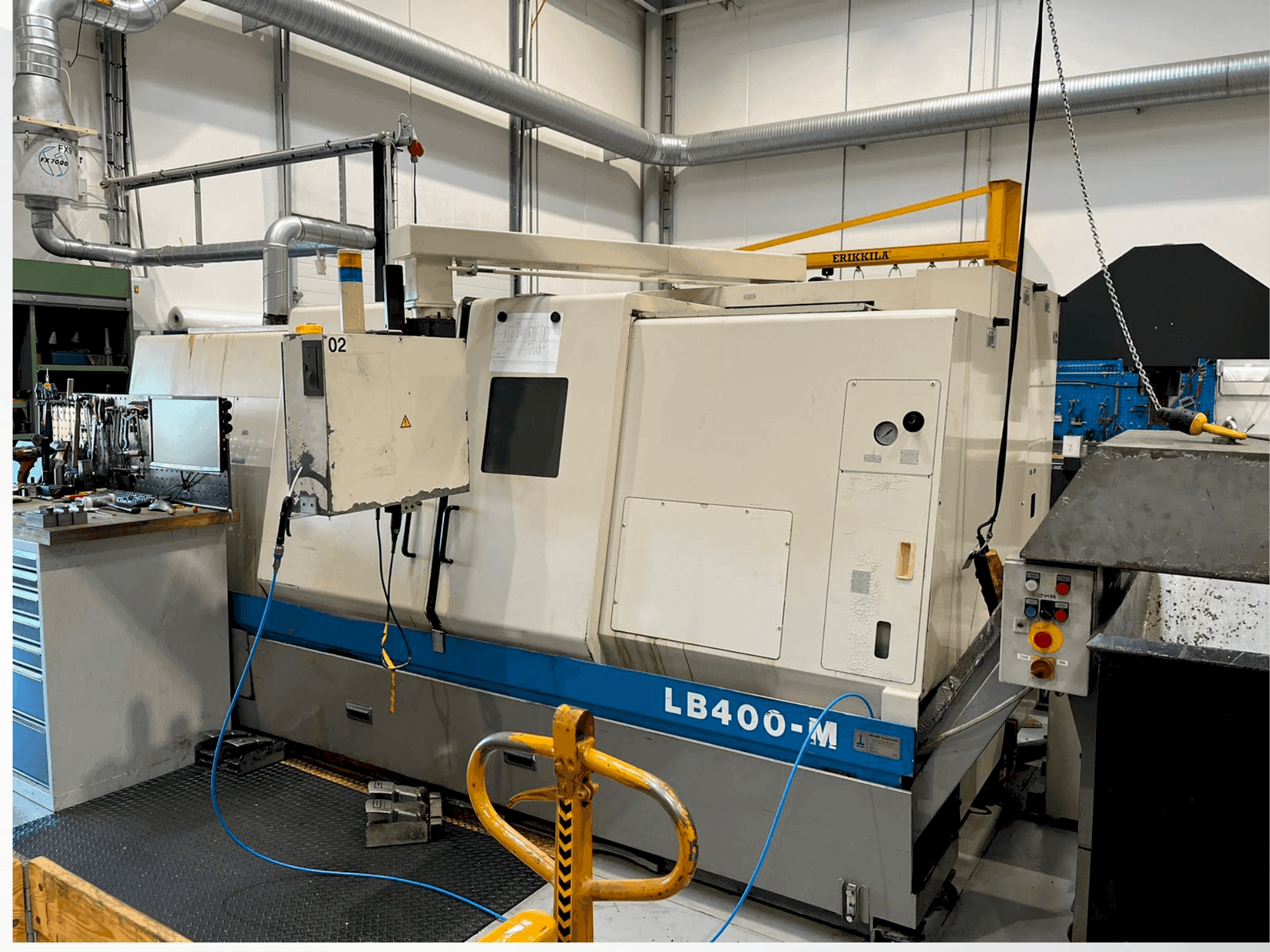 Vista frontale della macchina Okuma LB400 M