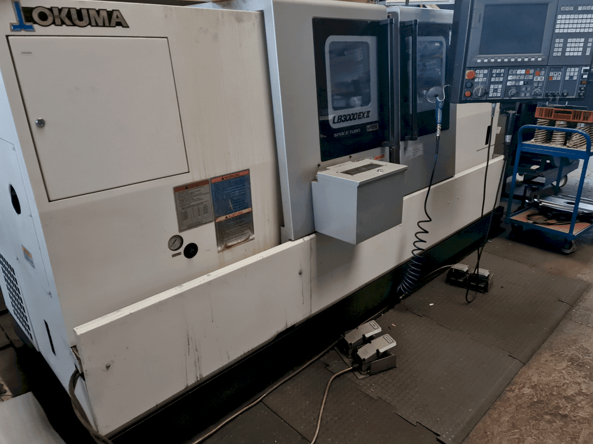 Vista frontale della macchina Okuma LB3000 EX II