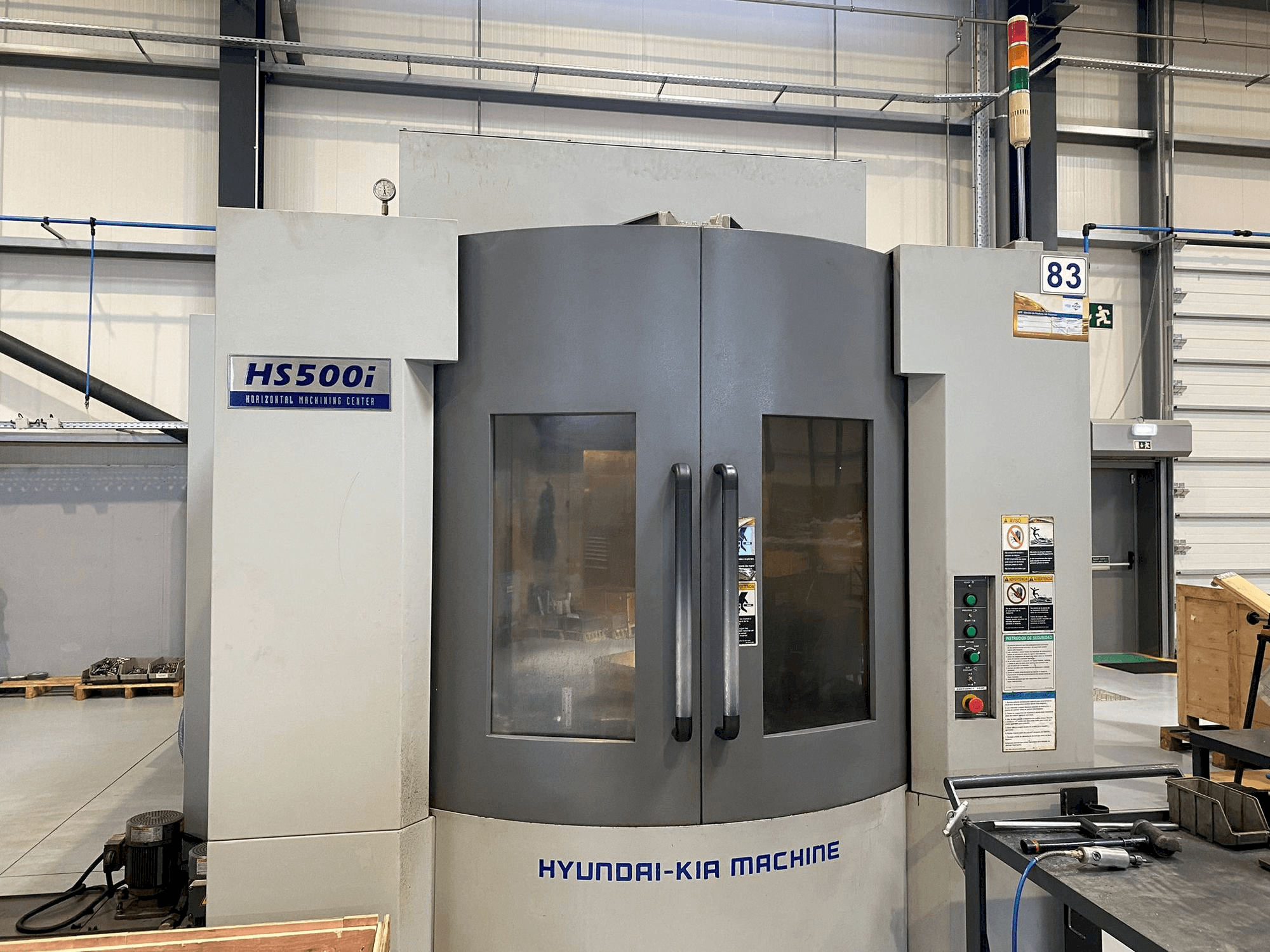 Vista frontale della macchina Hyundai Kia HS500i