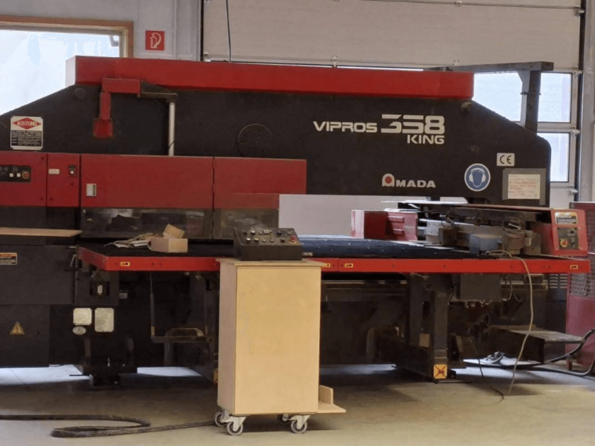 Punzonatrice CNC AMADA VIPROS 358 KING vista laterale, con pannello di controllo e area di stoccaggio degli utensili.