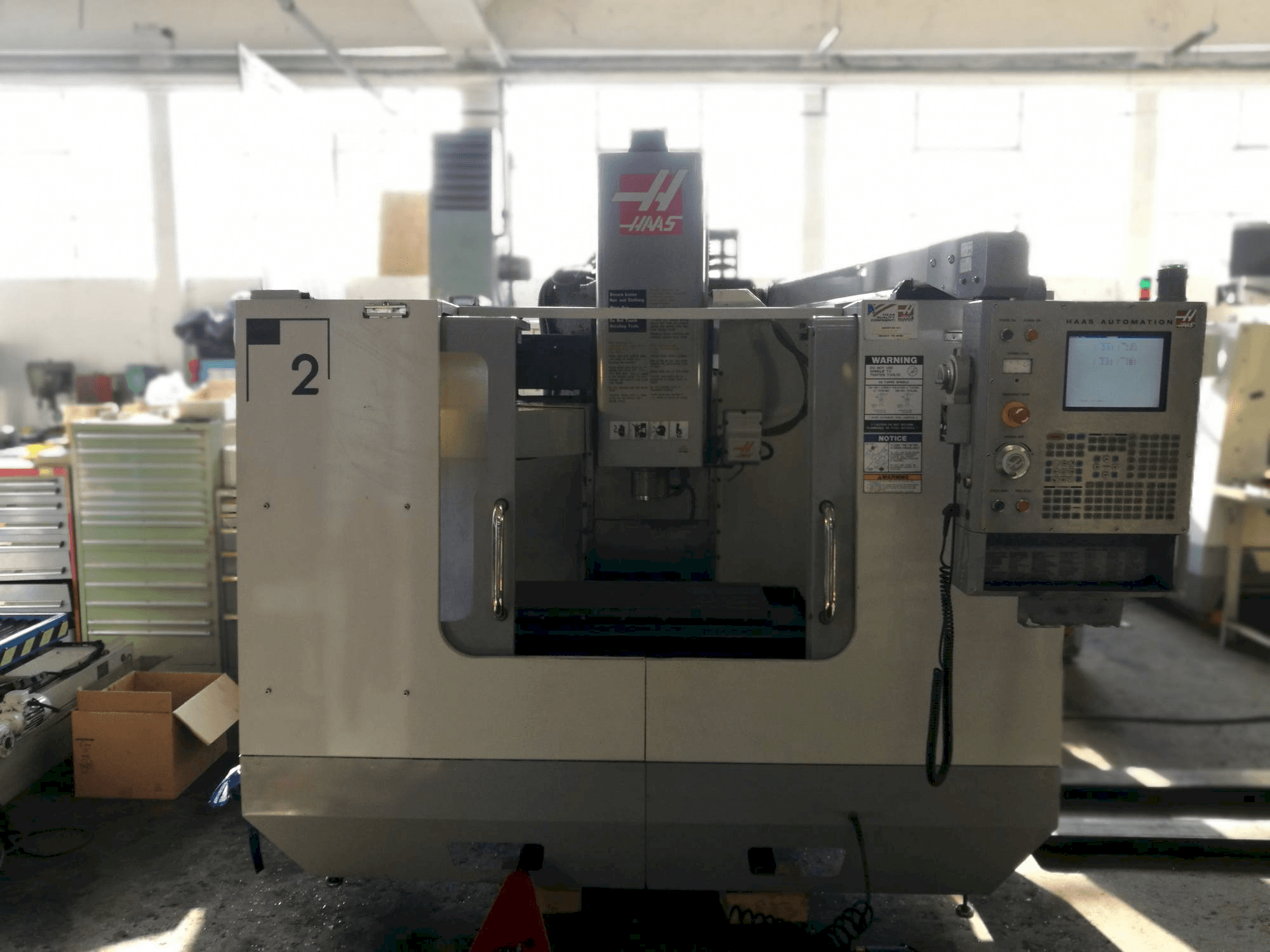 Vista frontale della macchina HAAS VF-2BHE
