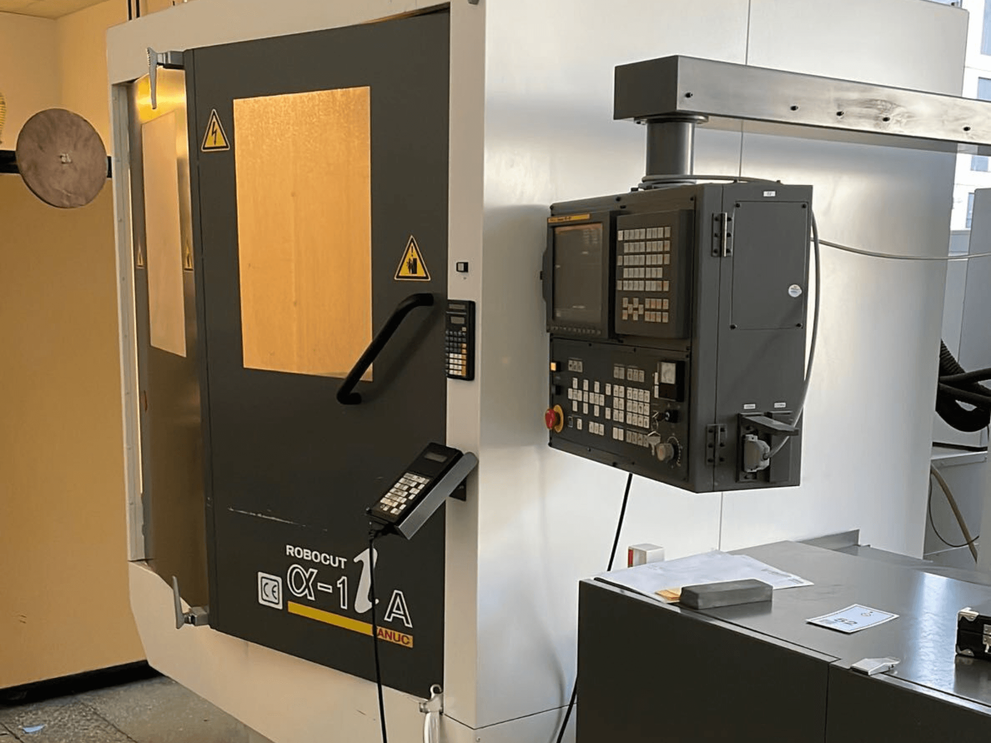 Robocut CX-1 Una macchina con pannello di controllo; vista frontale che mostra le porte di sicurezza e l'interfaccia operativa.