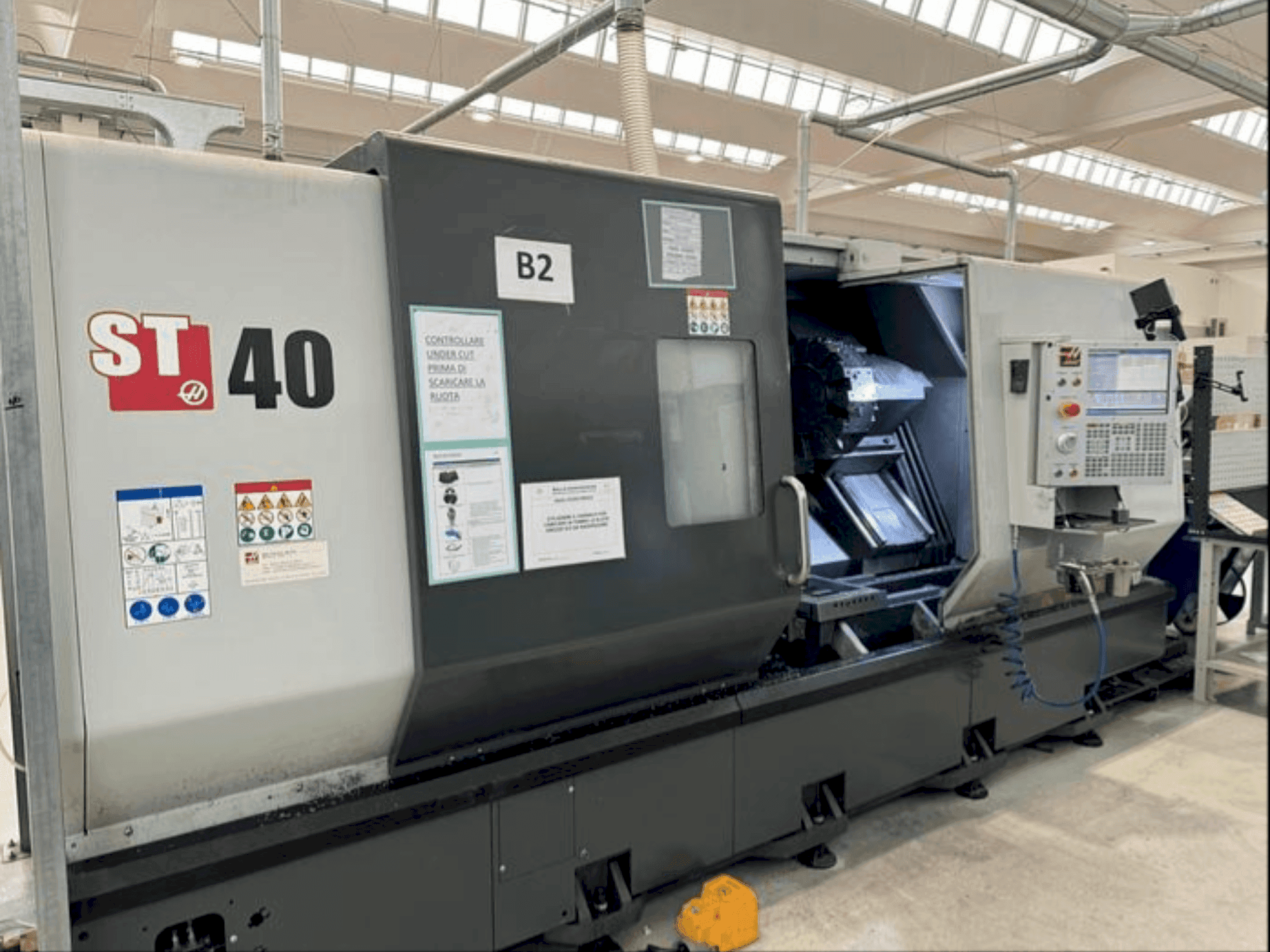 Vista frontale della macchina HAAS ST40