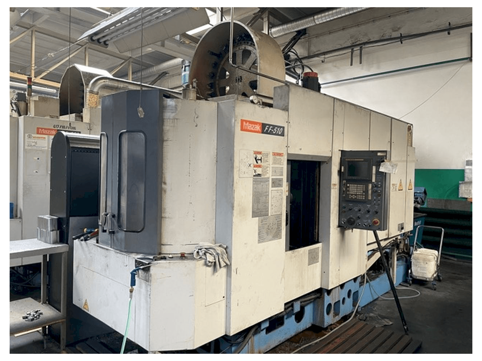 Vista frontale della macchina Mazak FF510