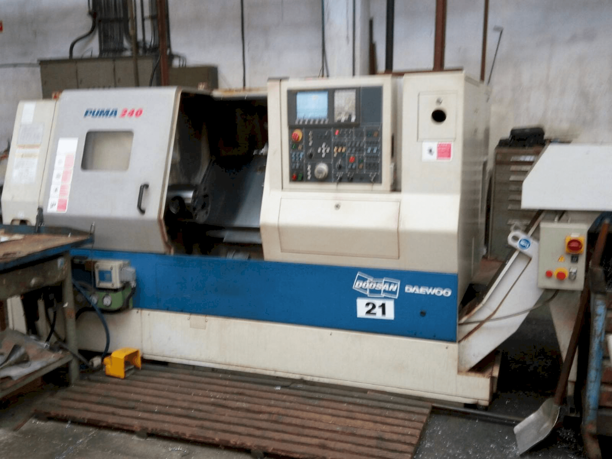 Vista frontale della macchina Doosan Puma 240B