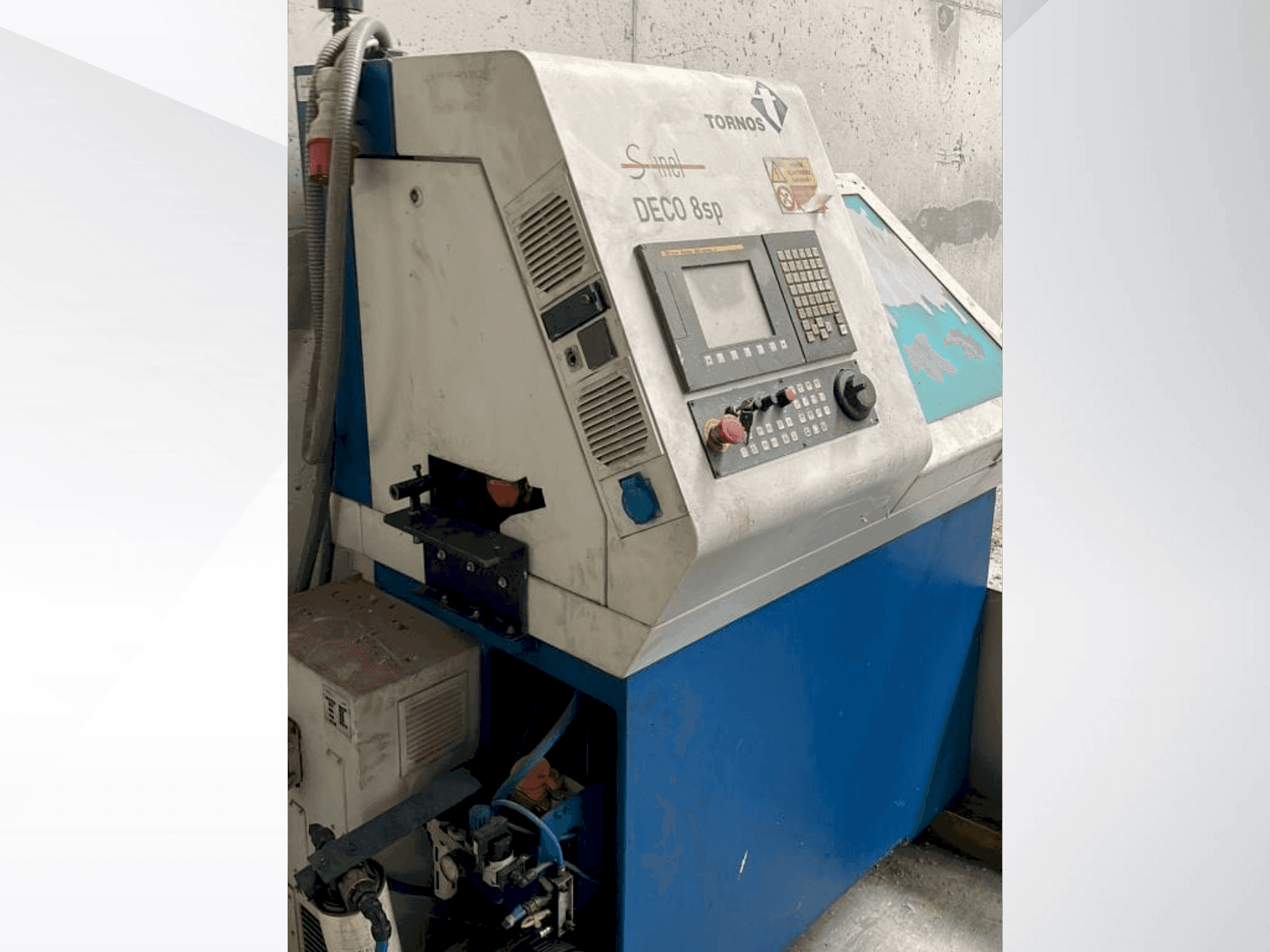 Vista frontale della macchina TORNOS DECO 8sp