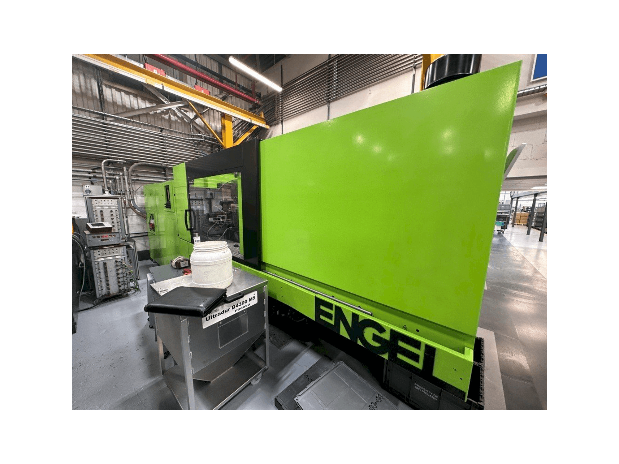 Vista frontale della macchina Engel Victory 650/180 Tech