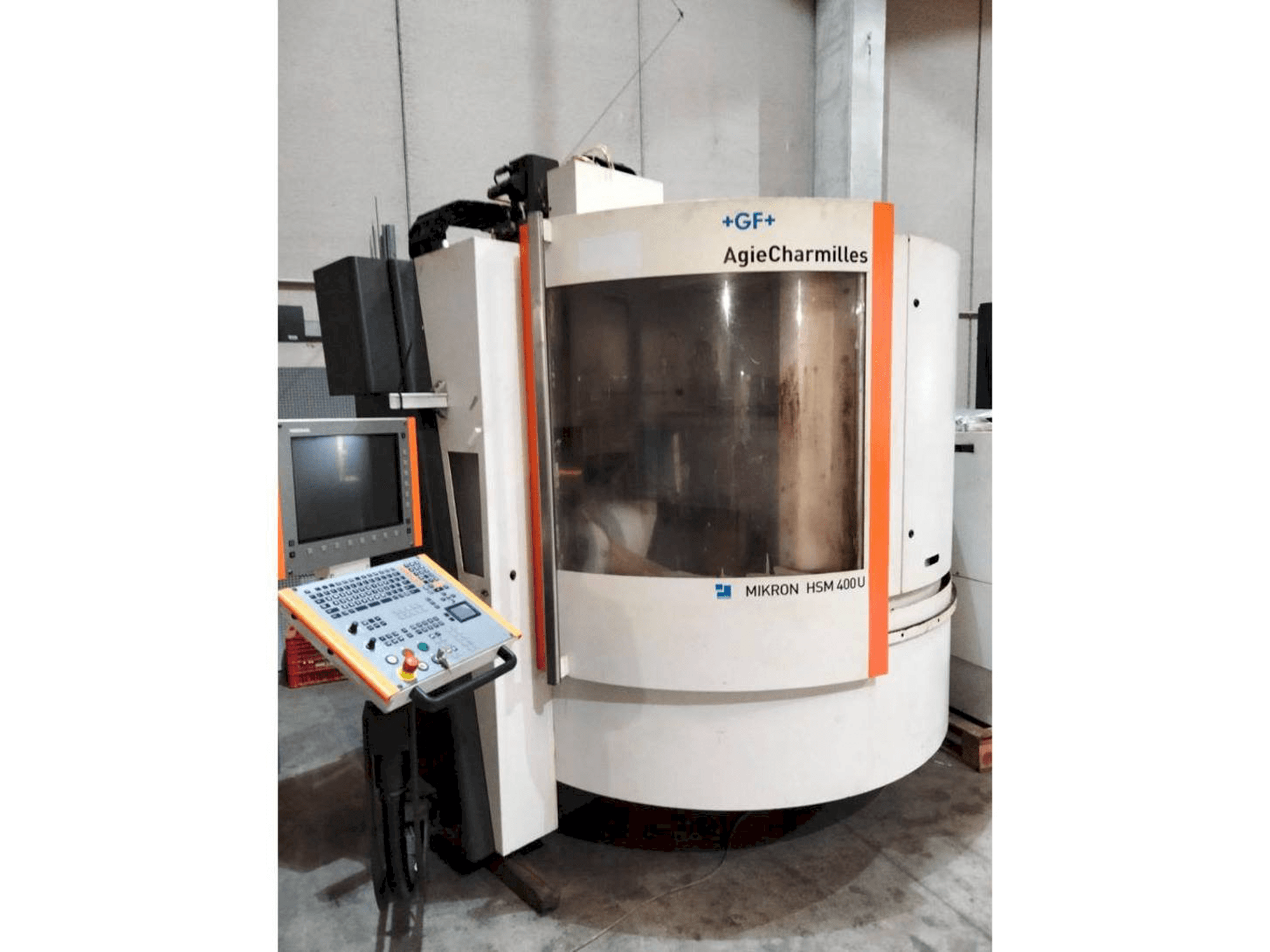 Vista frontale della macchina MIKRON HSM 400 U