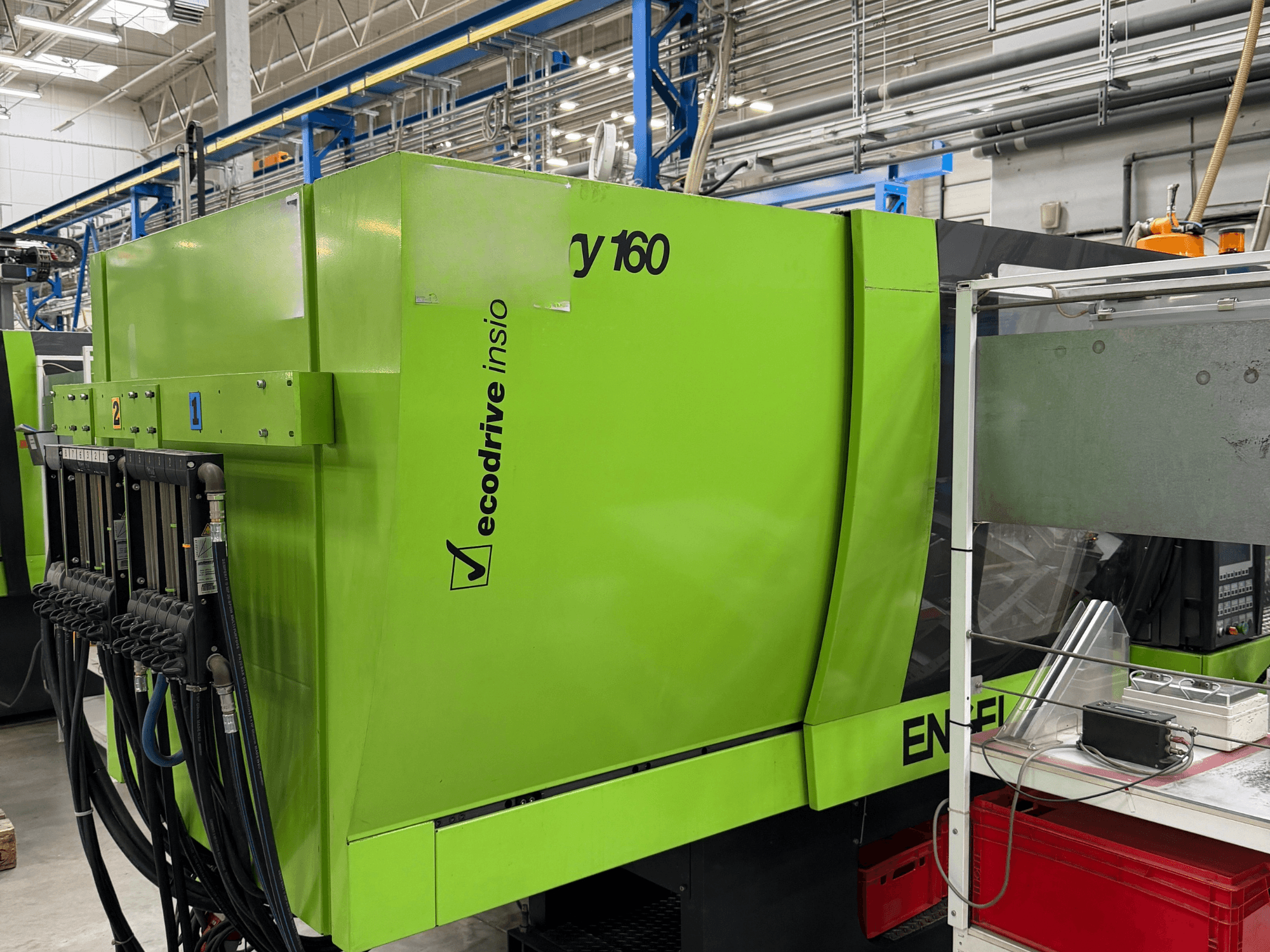 Macchina per stampaggio a iniezione idraulica Engel Victory 500/160 tech di colore verde, vista laterale che mostra il pannello di controllo e la funzione Ecodrive.