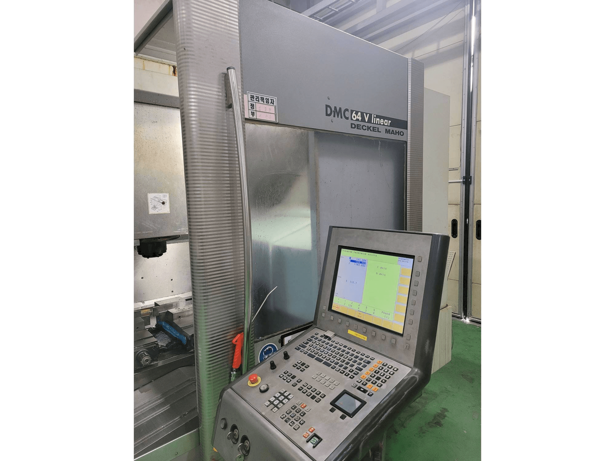 Vista frontale della macchina DECKEL MAHO DMC 64 V
