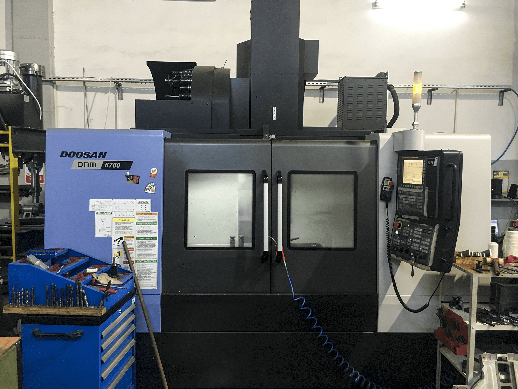 Vista frontale della macchina Doosan DNM 6700