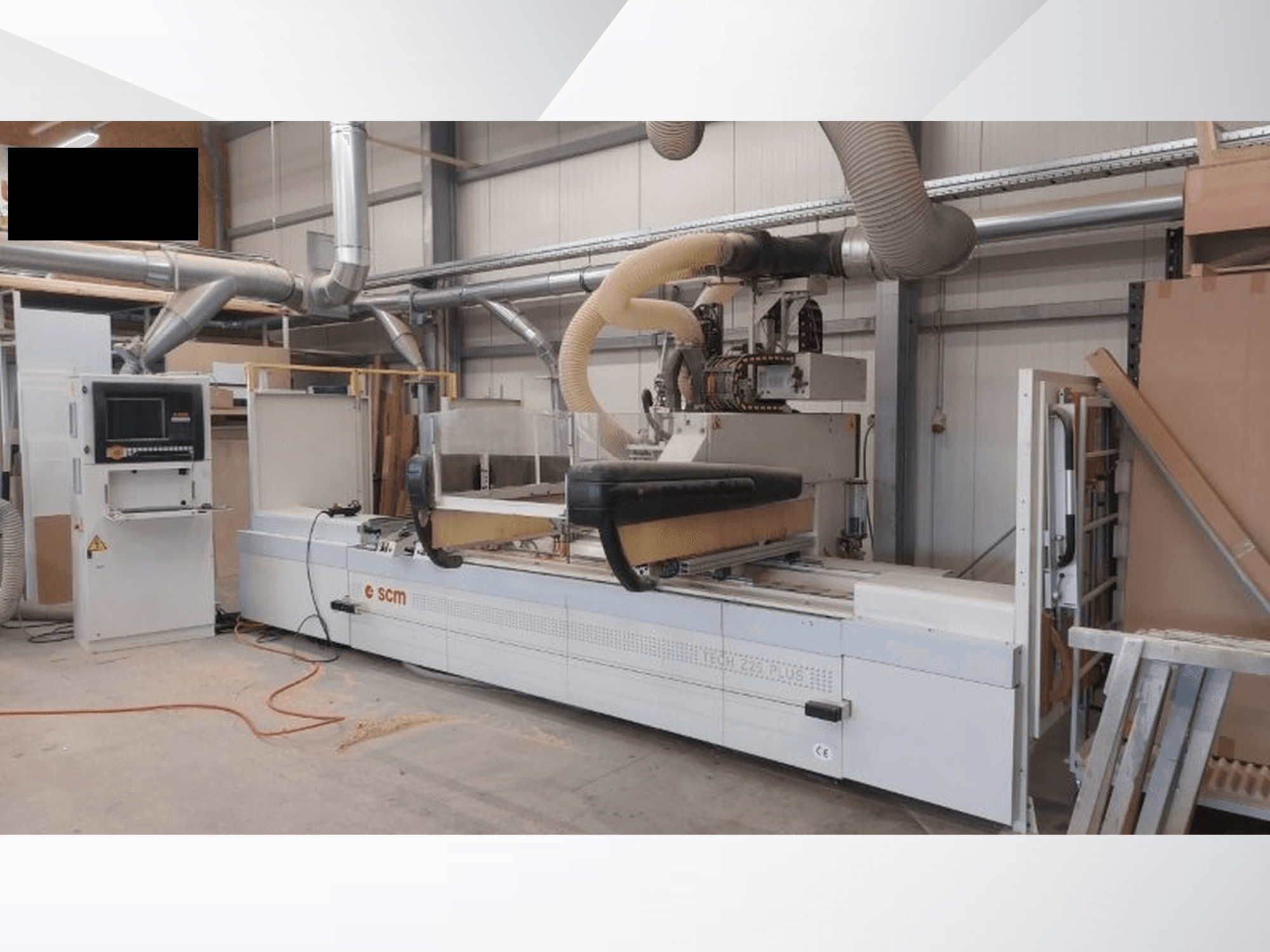 Centro di lavorazione CNC SCM TECH Z25 PLUS H-R4 in un'officina, vista frontale che mostra il pannello di controllo e il sistema di aspirazione delle polveri.