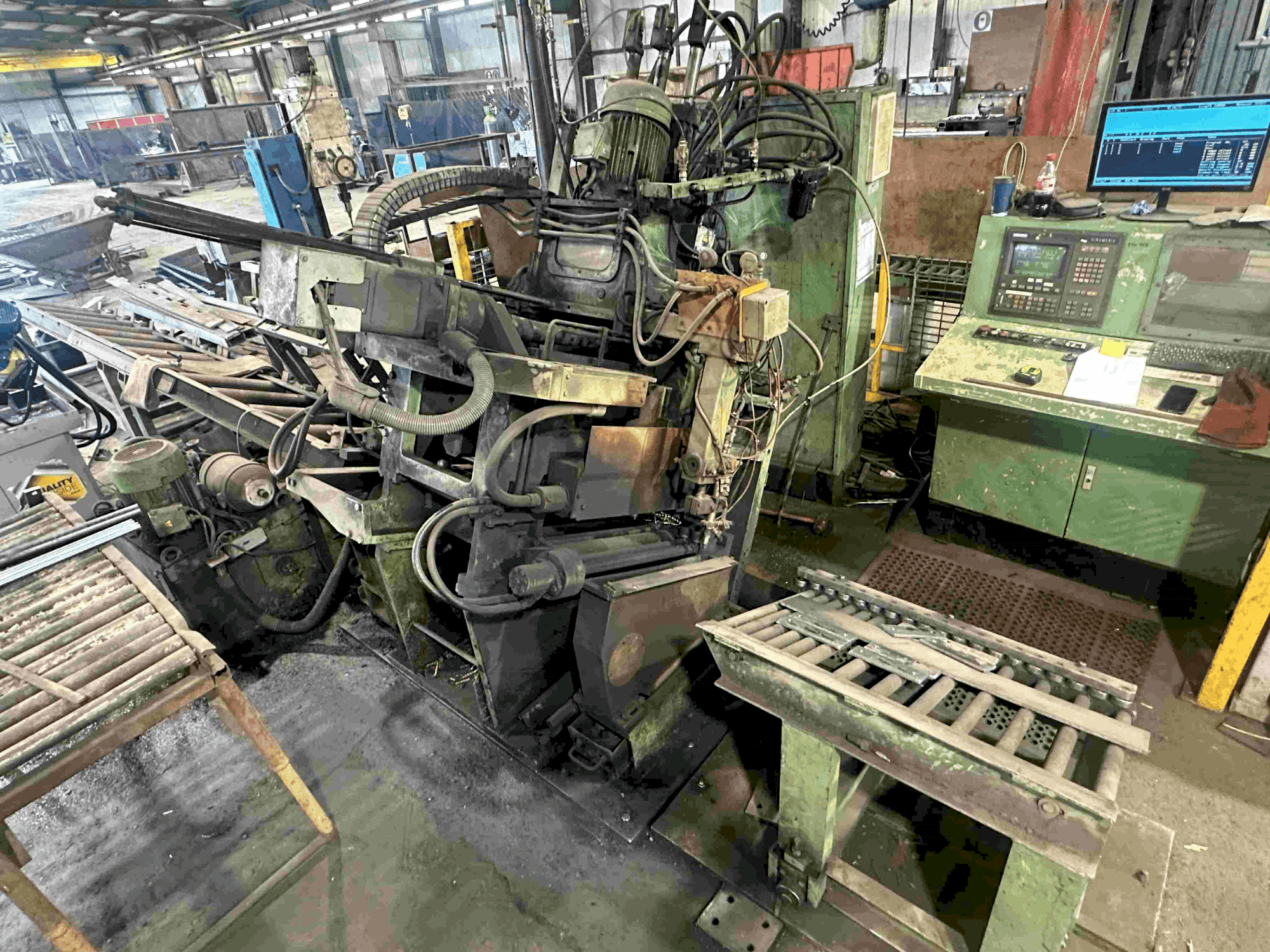 Vista frontale della macchina Peddinghaus FDB 600