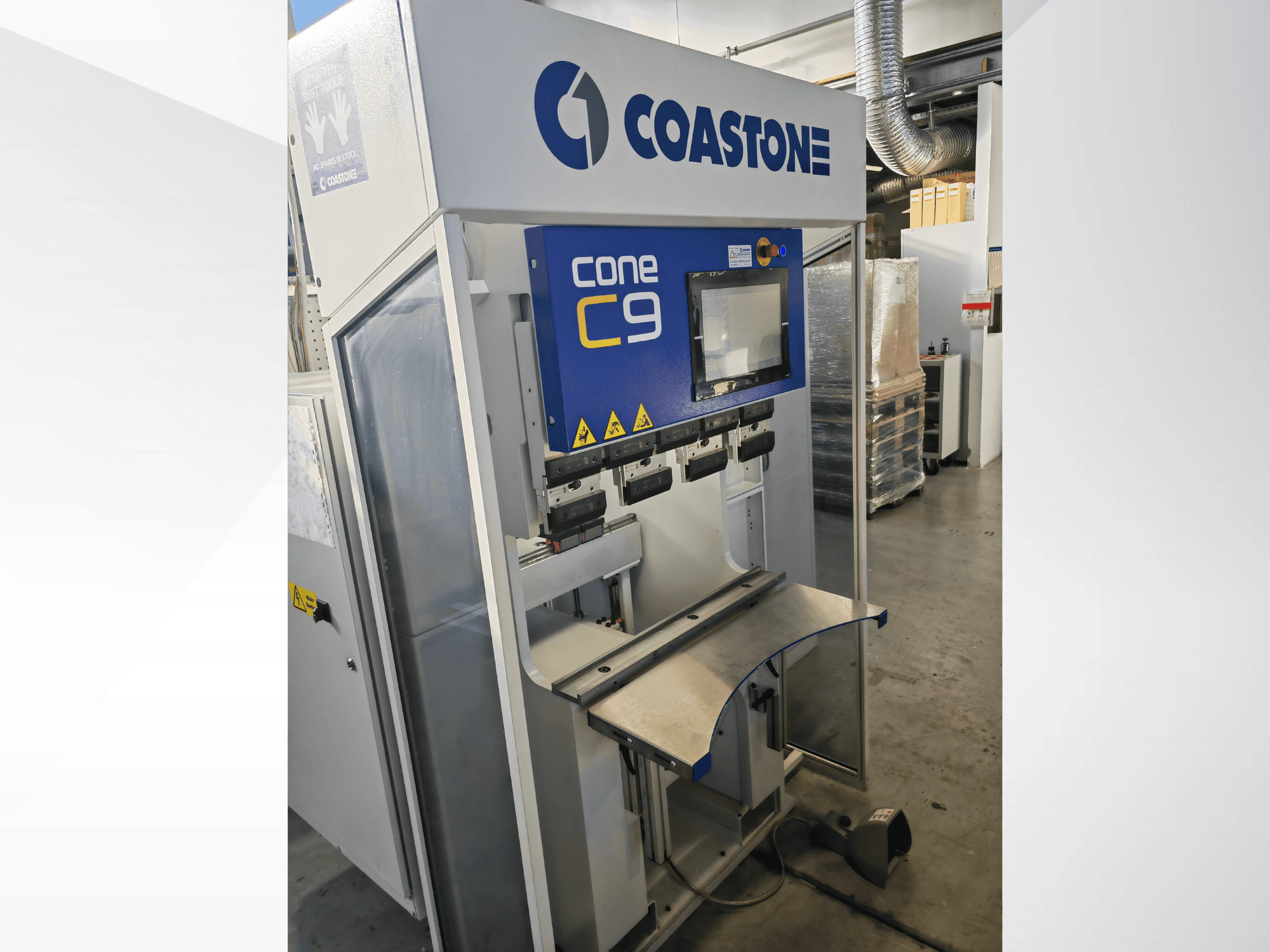 Macchina Coastone Cone C9 vista frontalmente, con pannello di controllo e piano di lavoro in acciaio inox.