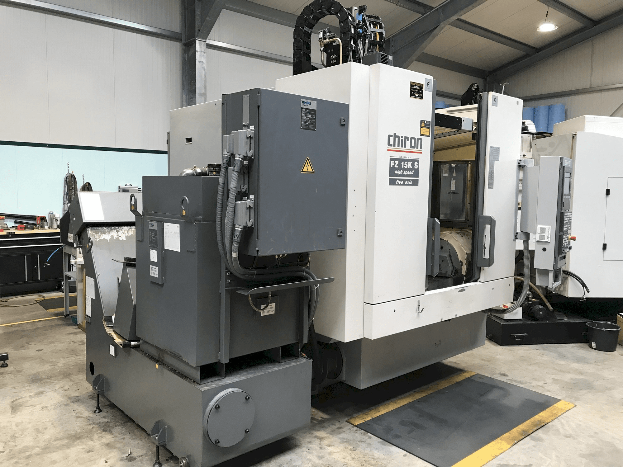 Vista frontale della macchina CHIRON FZ15 KS