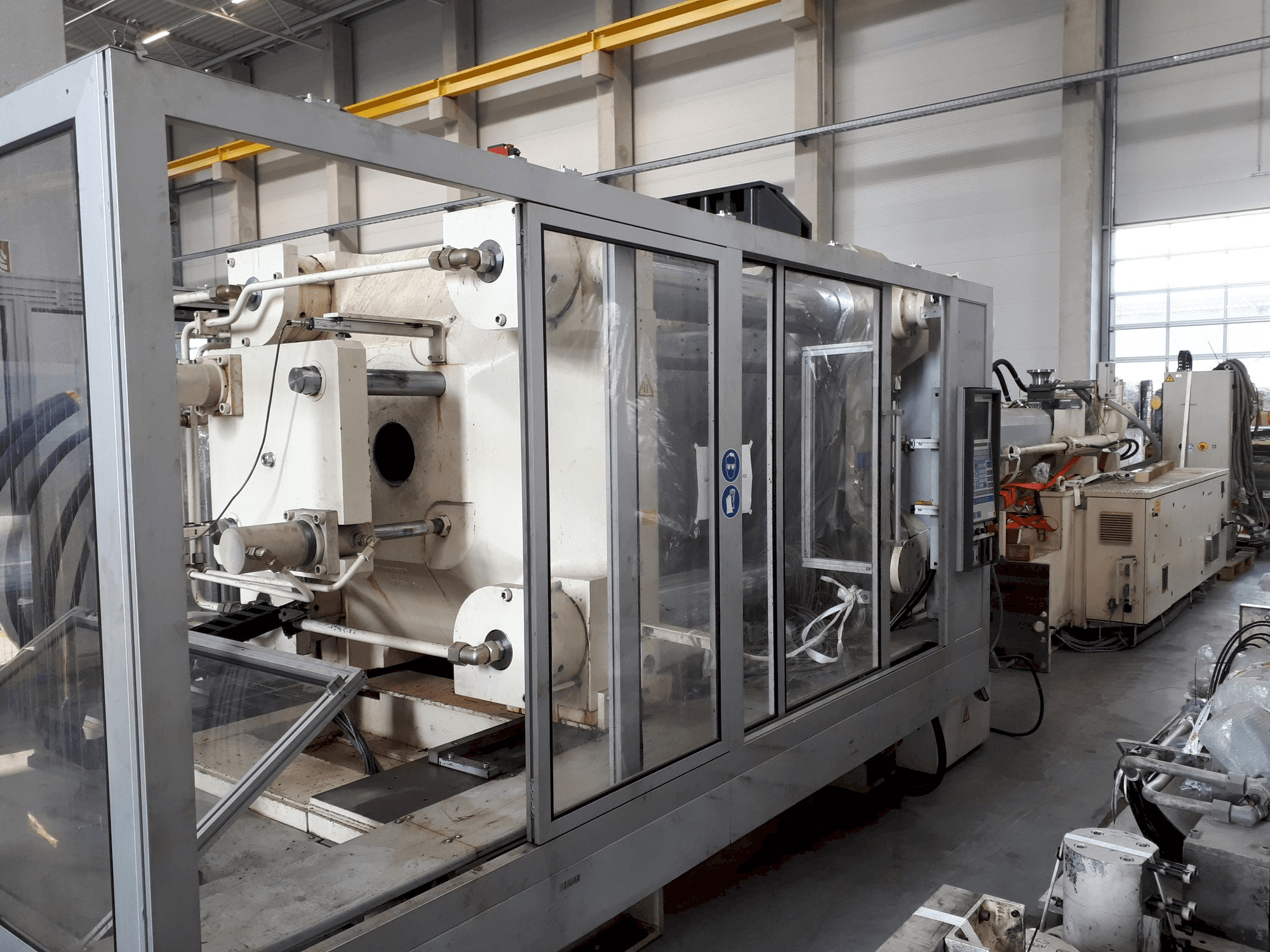 Vista frontale della macchina Krauss Maffei 650-2700 C1