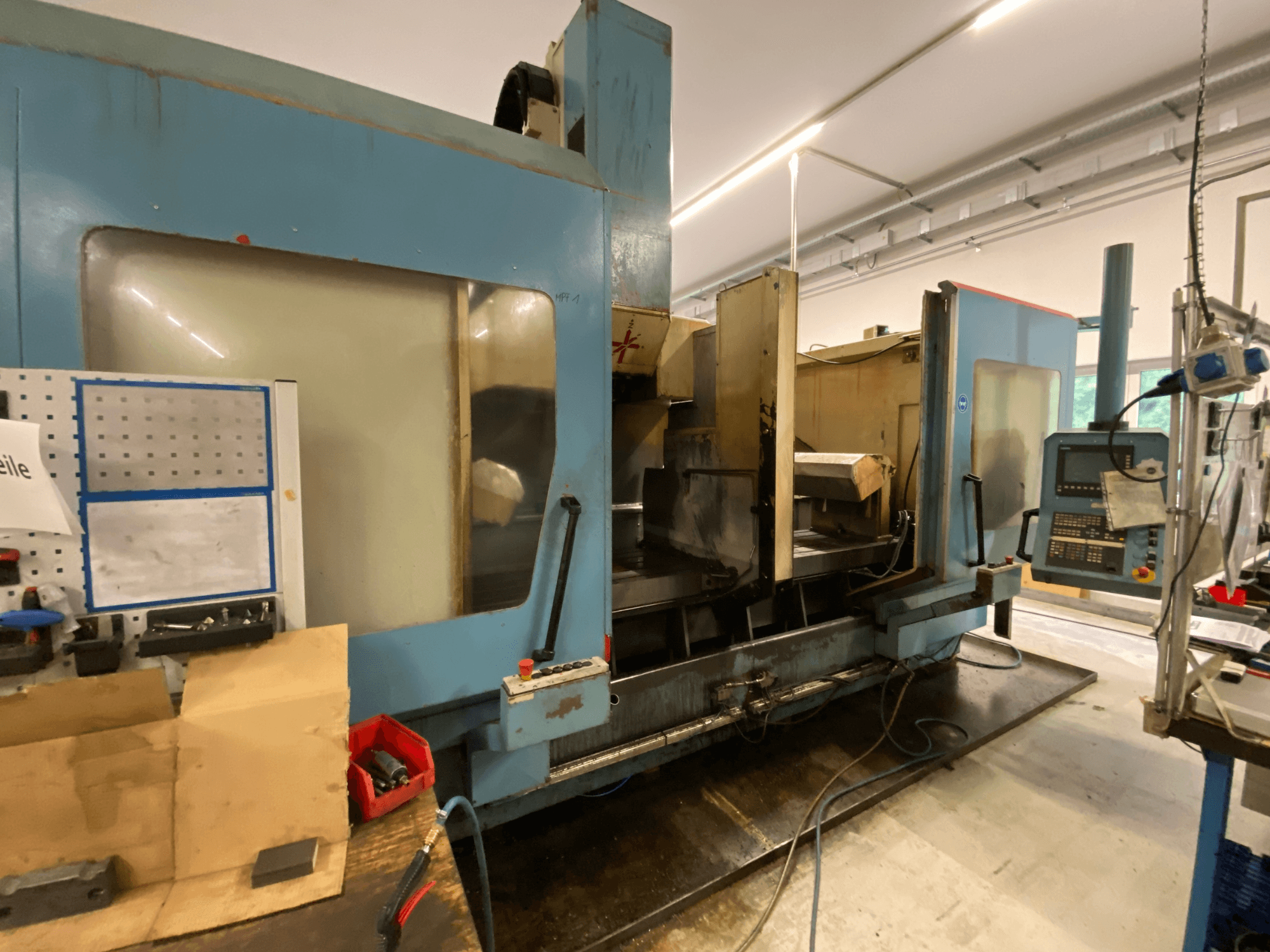 Centro di lavorazione verticale HEDELIUS BC 60, vista frontale, con pannello di controllo, area di lavoro e utensili circostanti.
