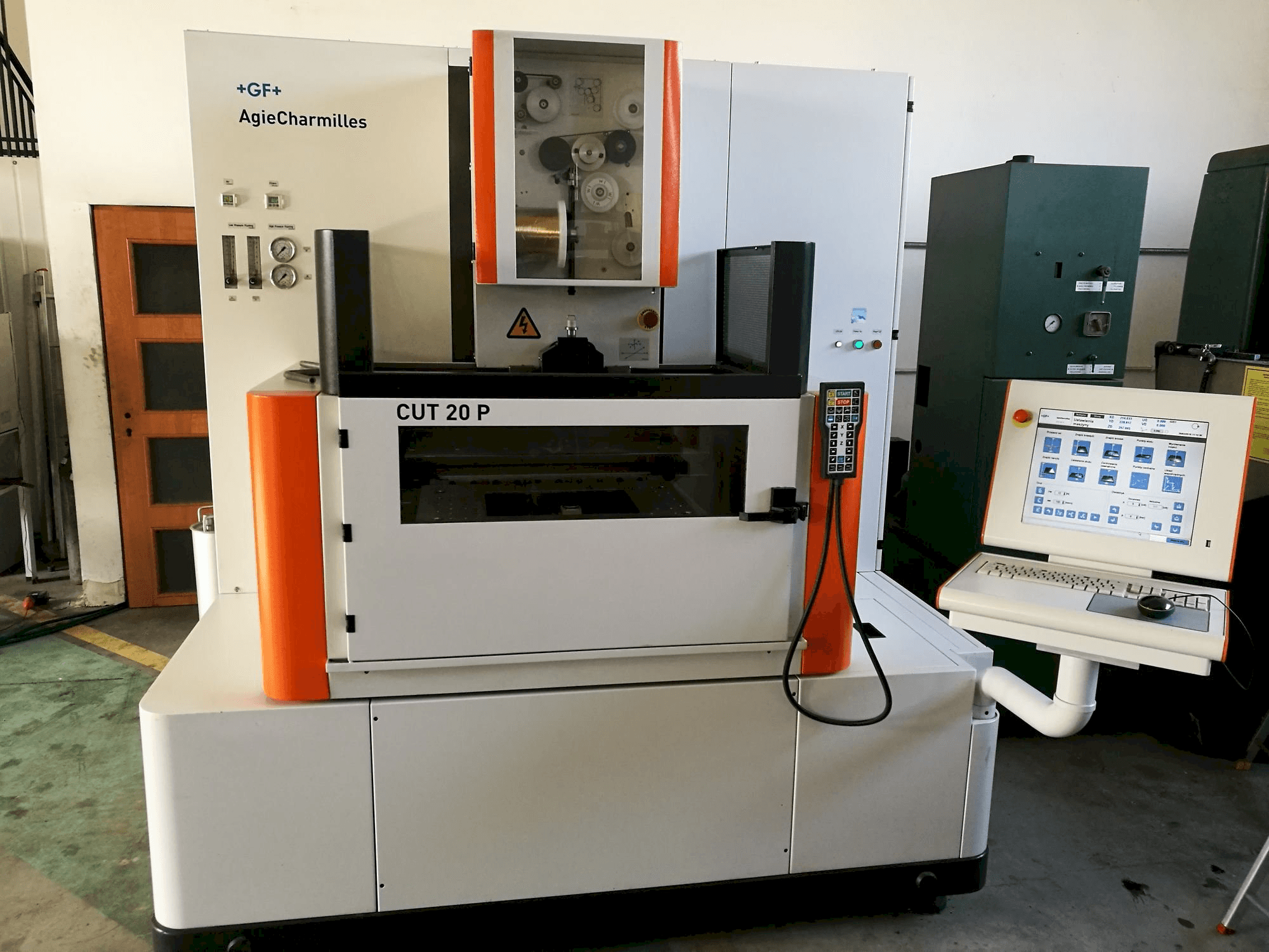 Vista frontale della macchina AgieCharmilles CUT 20 P