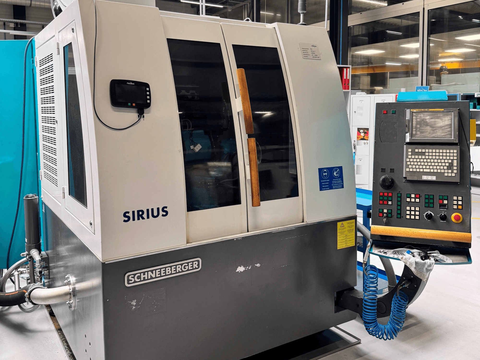 Rettificatrice per superfici Schneeberger Sirius HPM, vista laterale, con pannello di controllo e indicatori di funzionamento.