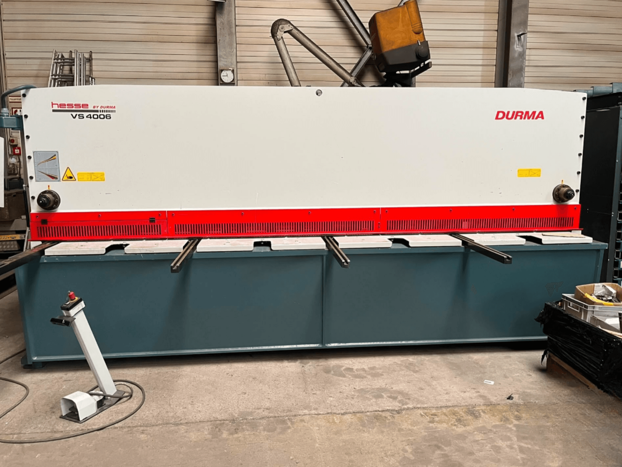 Cesoia CNC Durma VS 4006, vista frontale, con lama di taglio e pannello di controllo visibili su una base robusta.