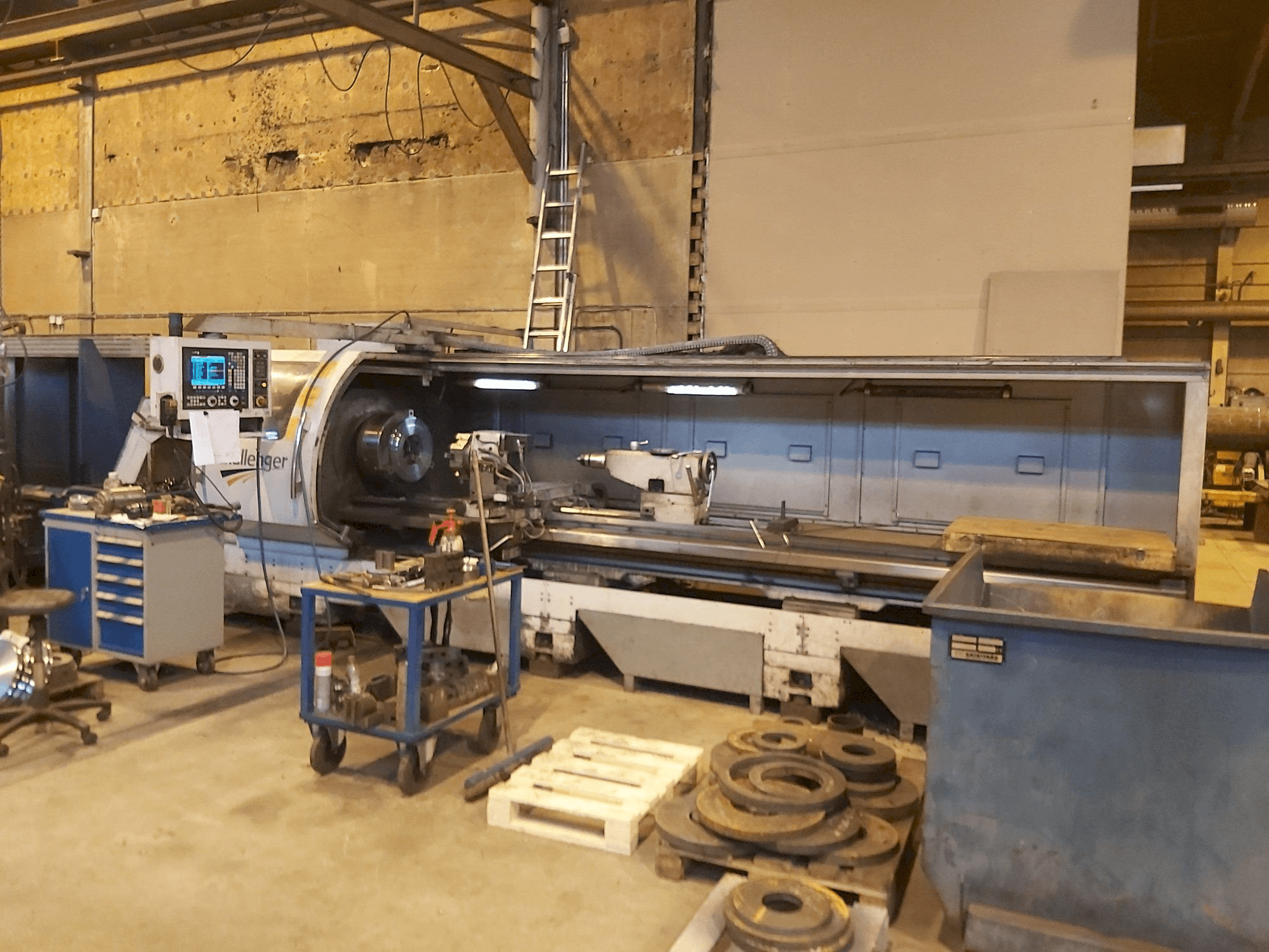 Vista frontale della macchina MICROCUT Challenger BNC 26160 XXL