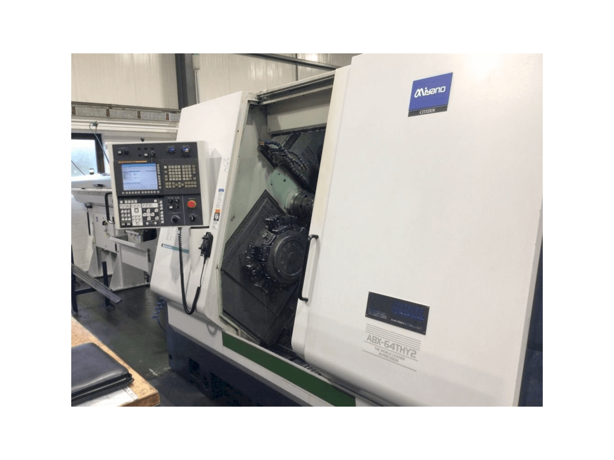 Vista frontale della macchina Miyano ABX 64 THY2