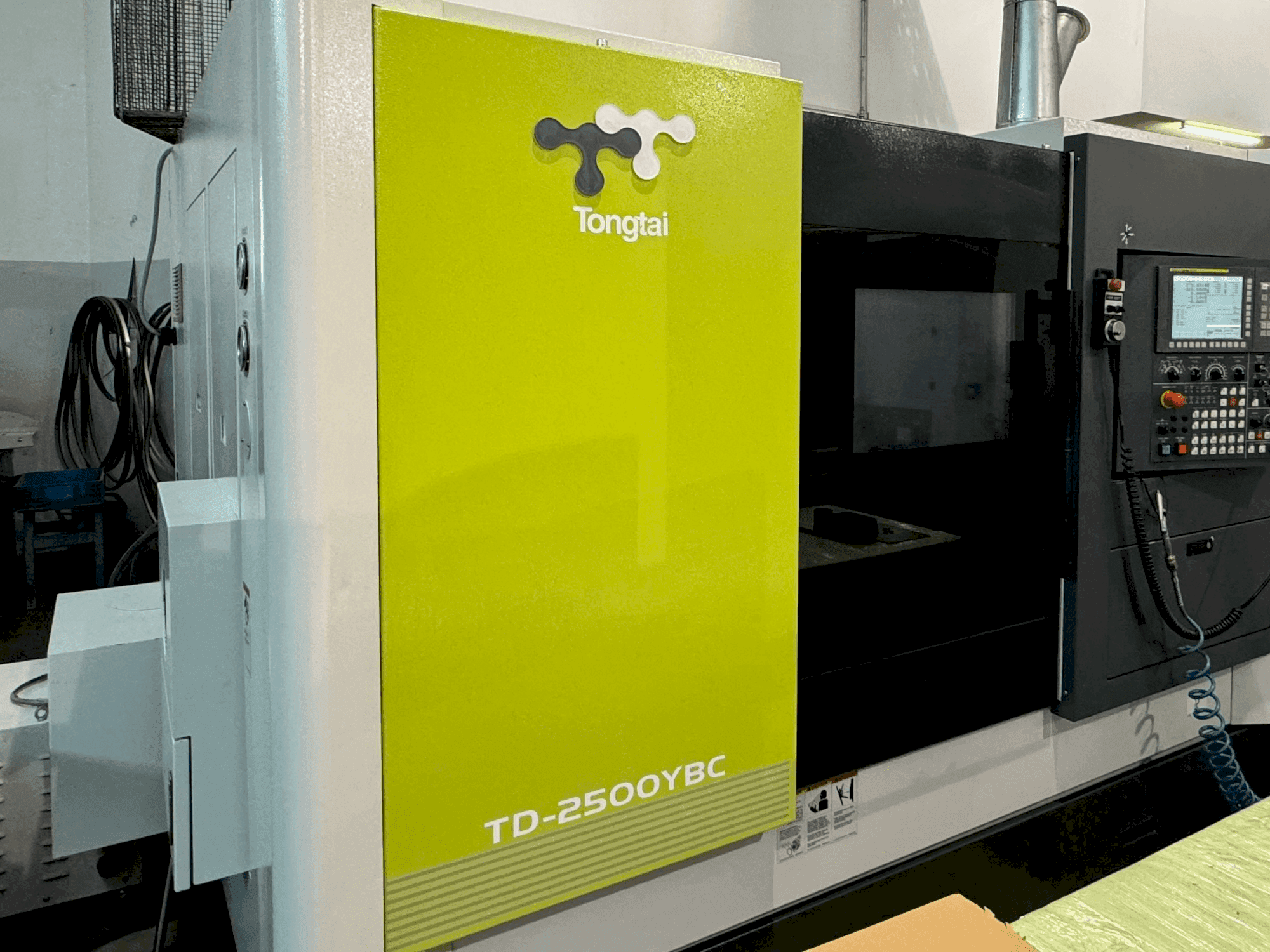 Vista frontale della macchina Tongtai TD-2500YBC