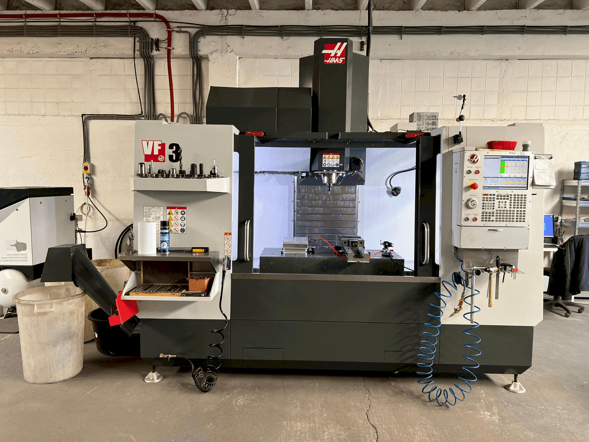Vista frontale della macchina HAAS VF-3