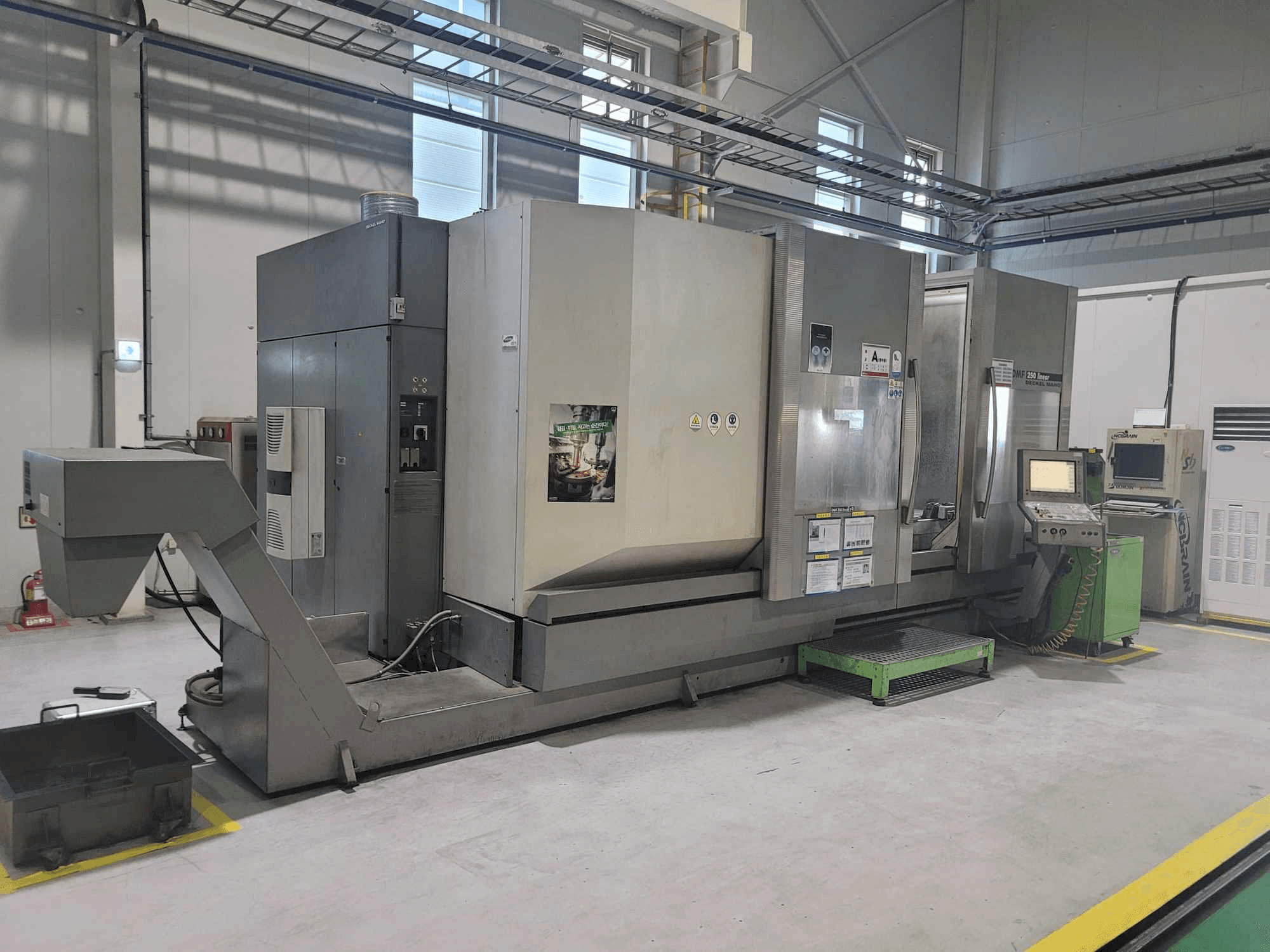 Vista laterale sinistra della macchina DECKEL MAHO DMF 250 linear