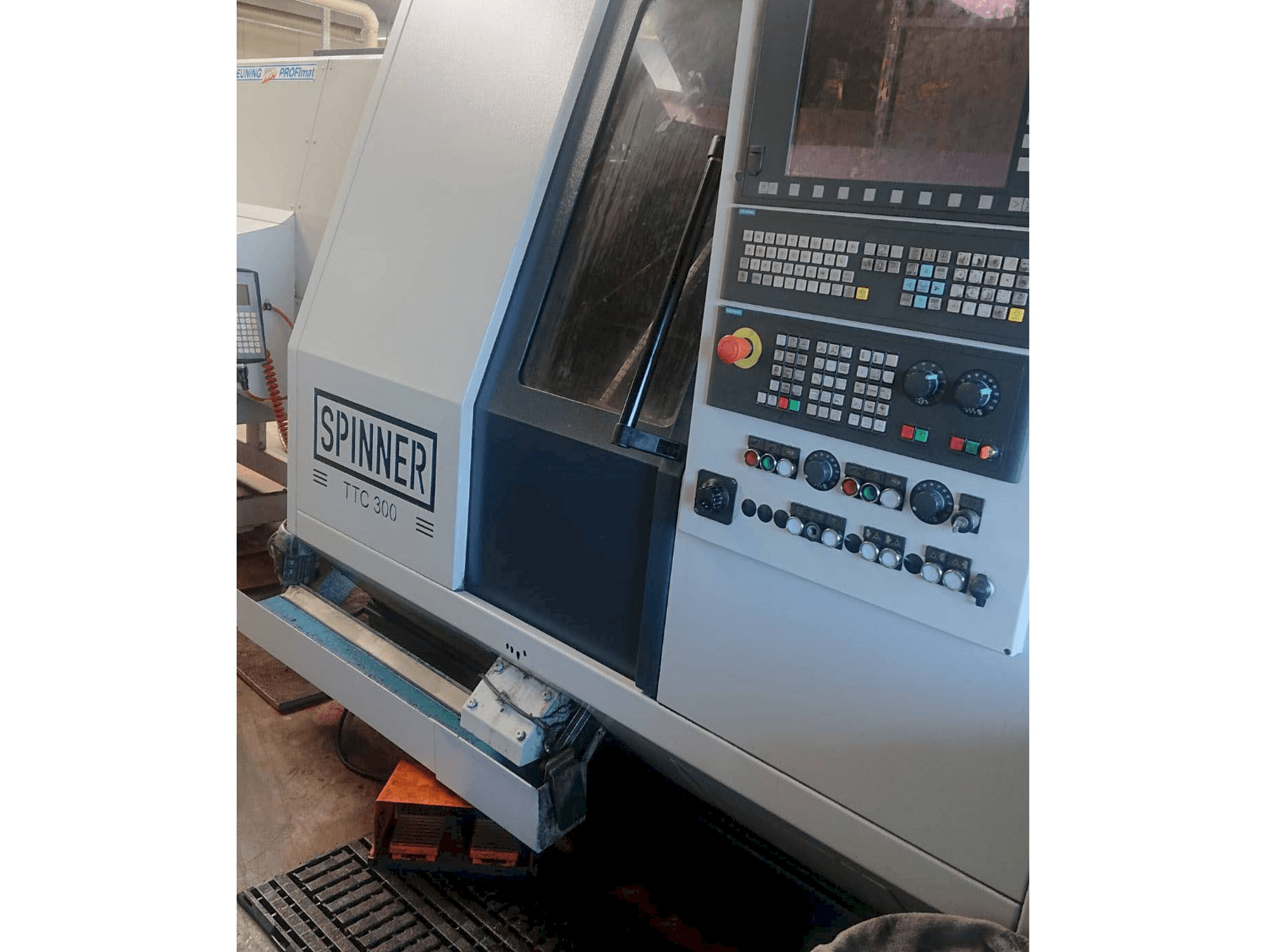 Vista frontale della macchina SPINNER TTC300-52 SMMCY