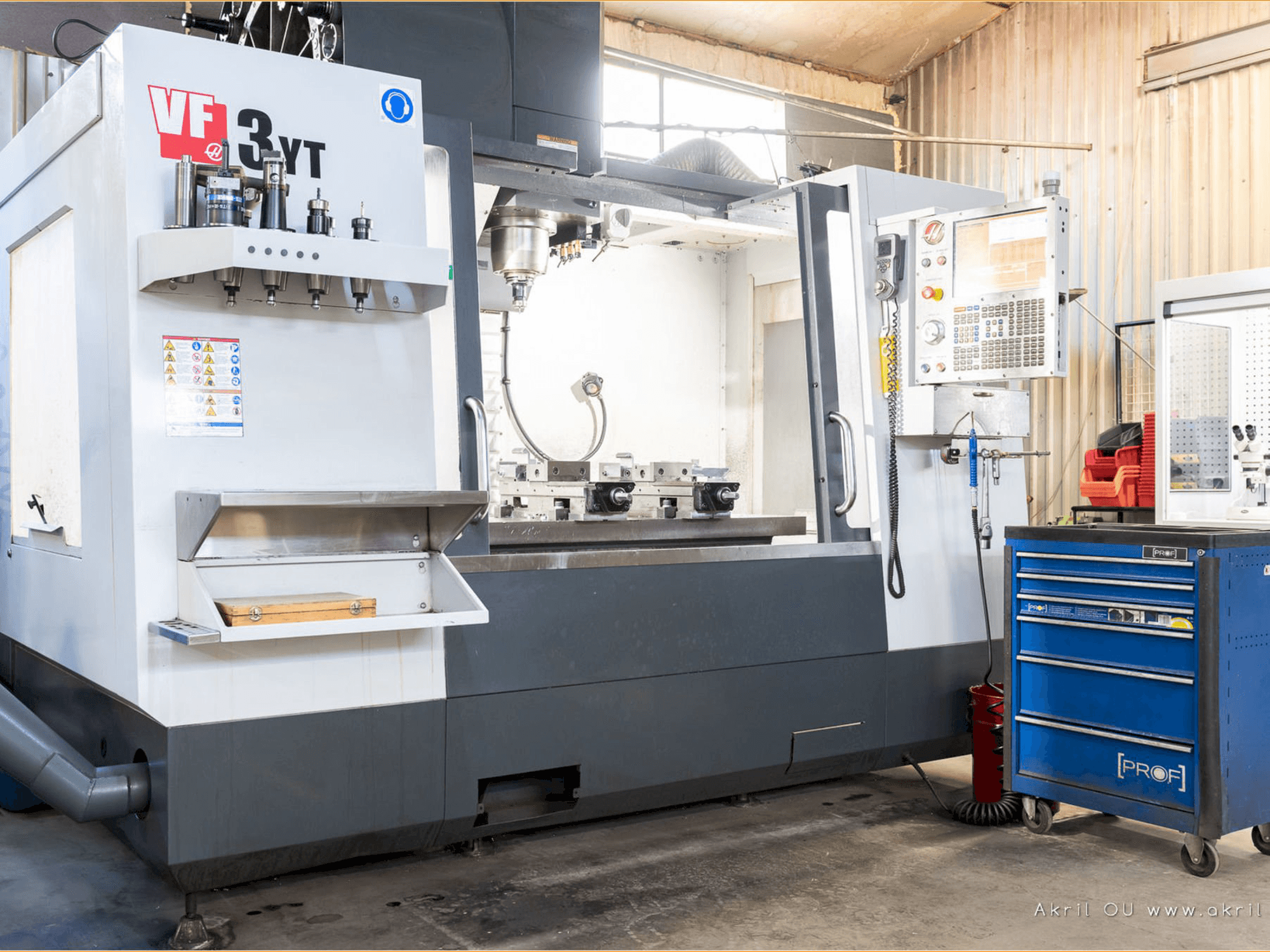 Vista frontale della macchina HAAS VF3-YT/50
