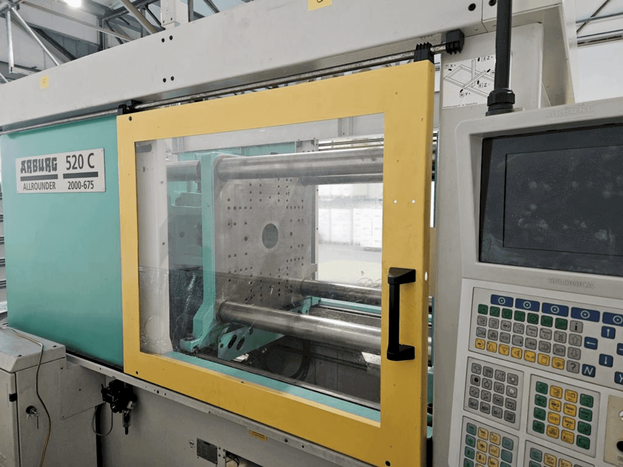 Vista frontale della macchina Arburg Allrounder 520 C 2000-675