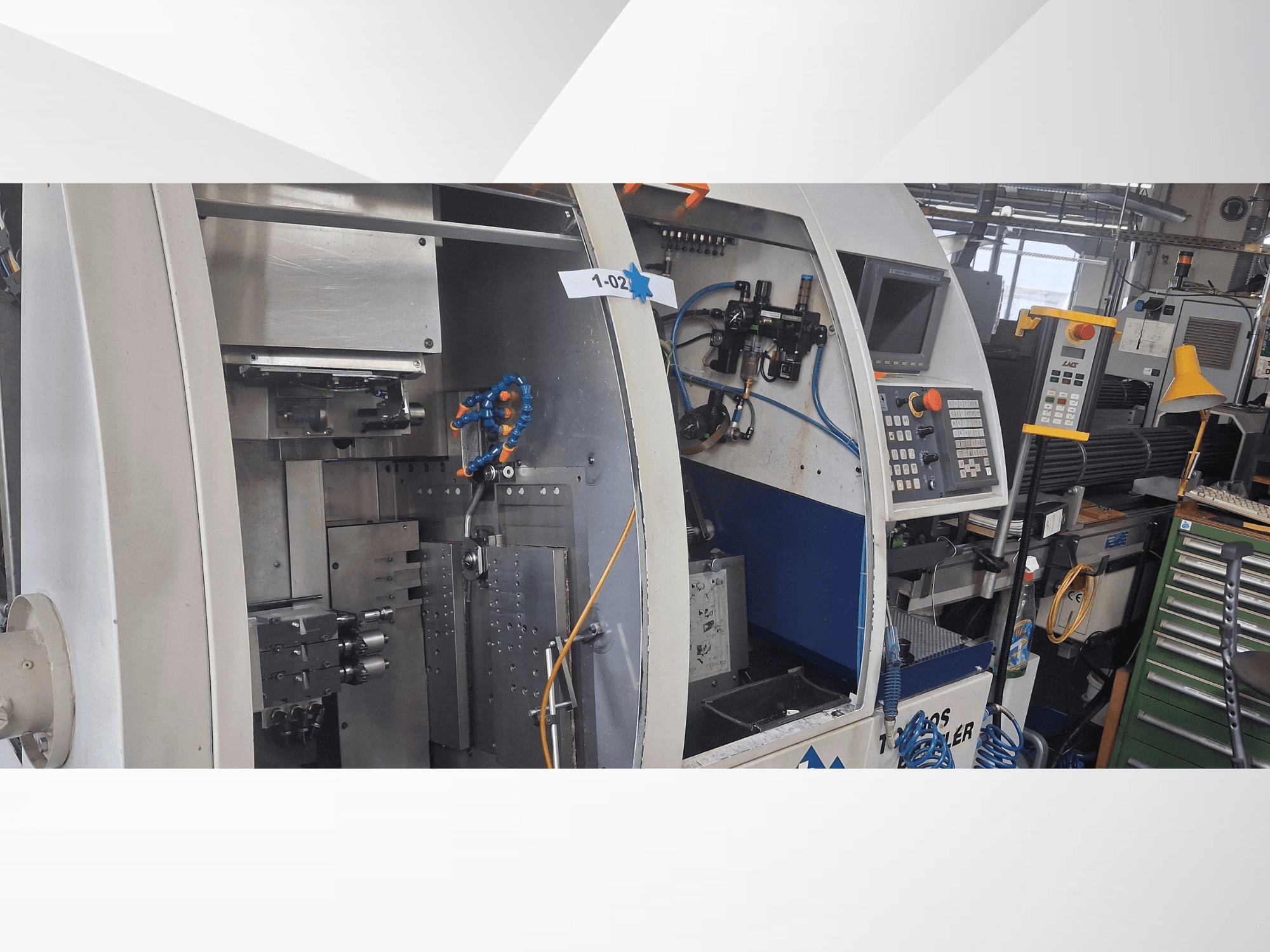 Tornio di tipo svizzero TORNOS DECO 2000-10, vista frontale che mostra il pannello di controllo, il meccanismo di rotazione e la configurazione interna.