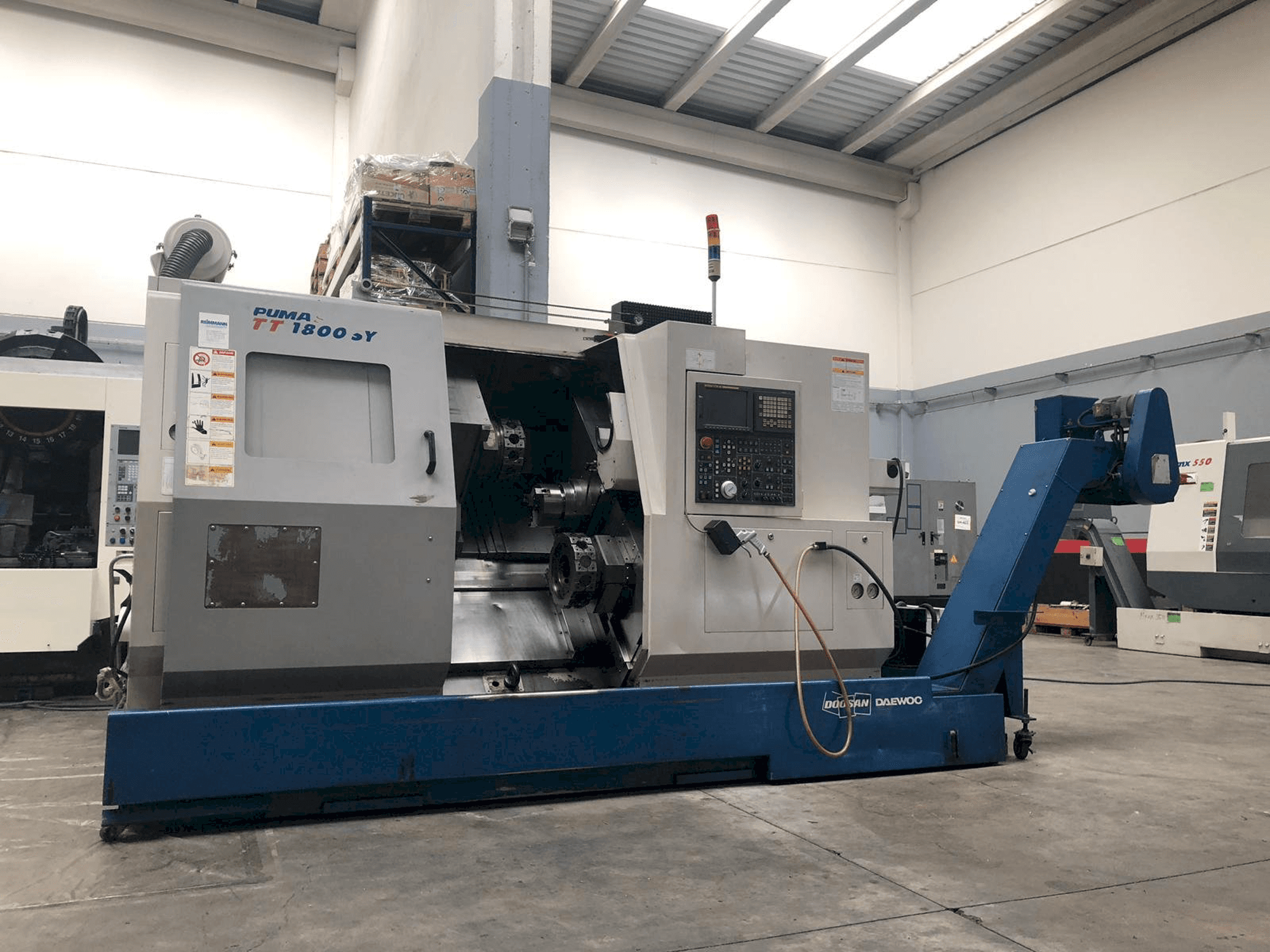 Vista frontale della macchina Doosan Puma TT1800SY