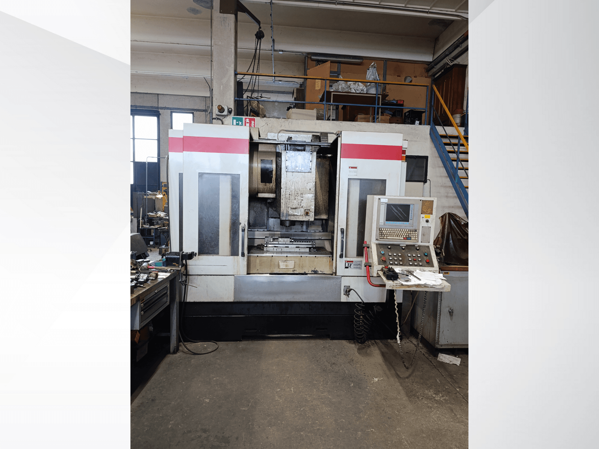 Macchina CNC con pannello di controllo e interfaccia operativa, vista frontale. Marca e modello non visibili; i dettagli includono i pulsanti operativi e il display.