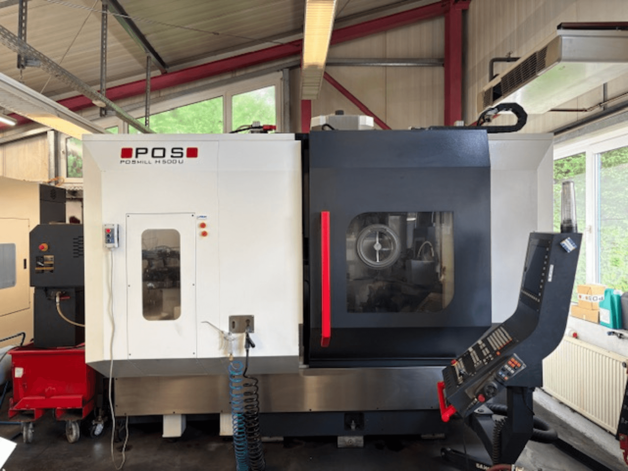 Fresatrice POS POMILL H500 U vista frontalmente, con pannello di controllo e finestra operativa.