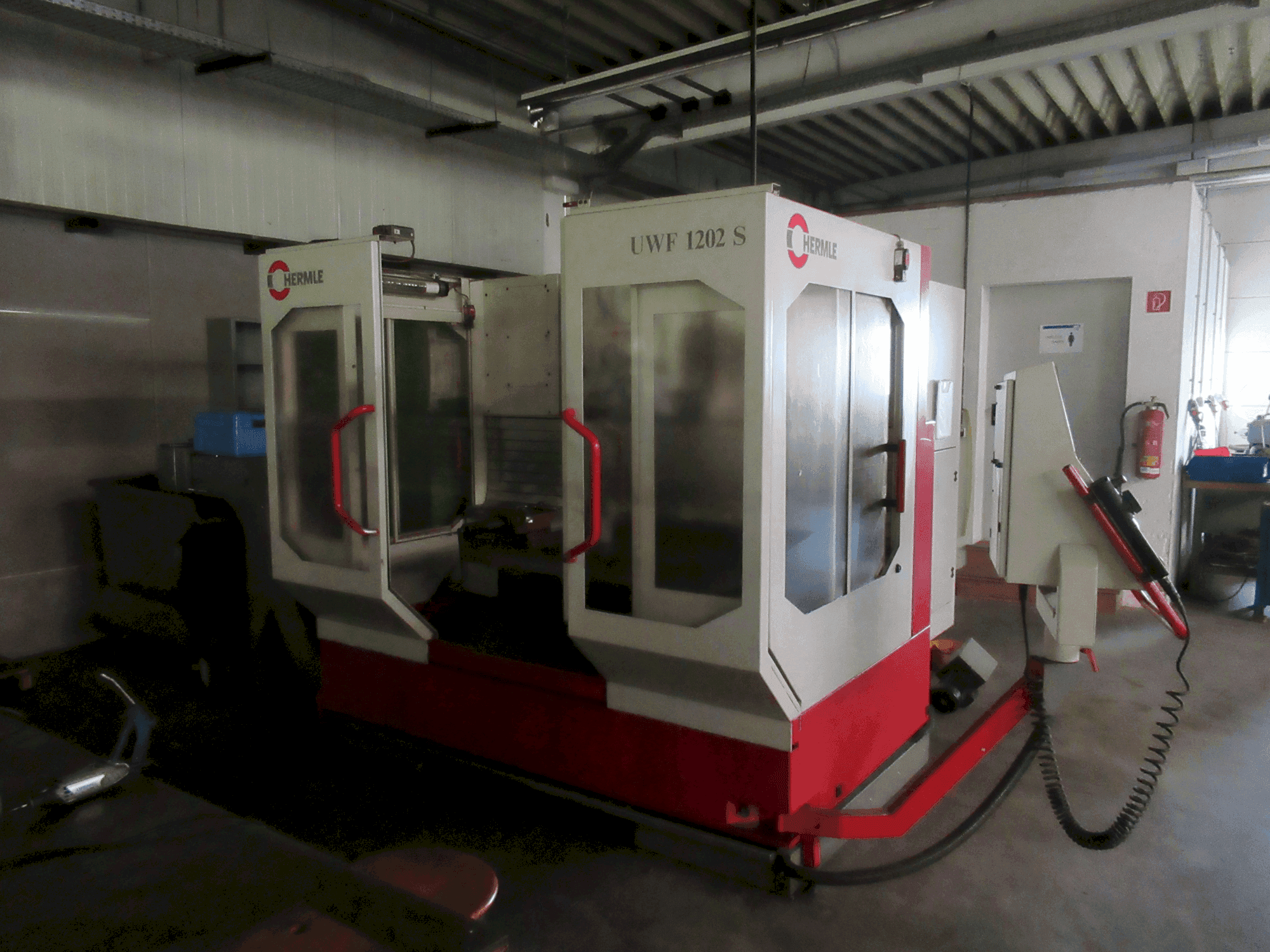 Vista frontale della macchina HERMLE UWF 1202 S