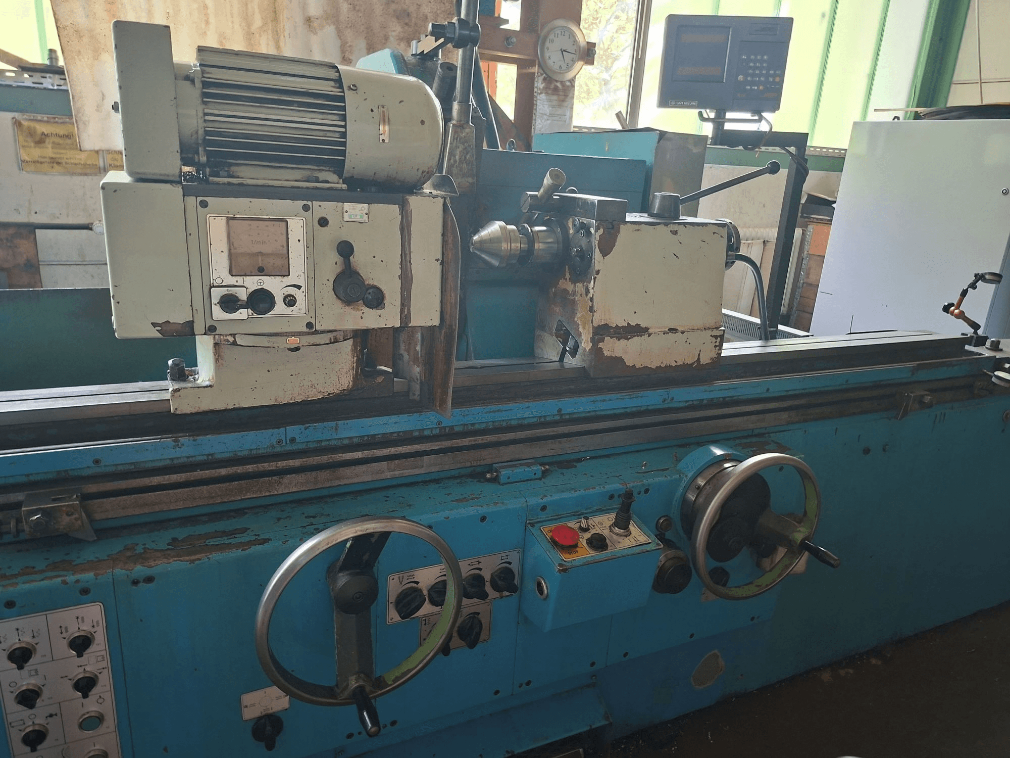 Rettificatrice cilindrica Cetos BHU 50 A x 2000, vista frontale, che mostra i comandi, il motore e l'area di lavoro in un ambiente di officina.