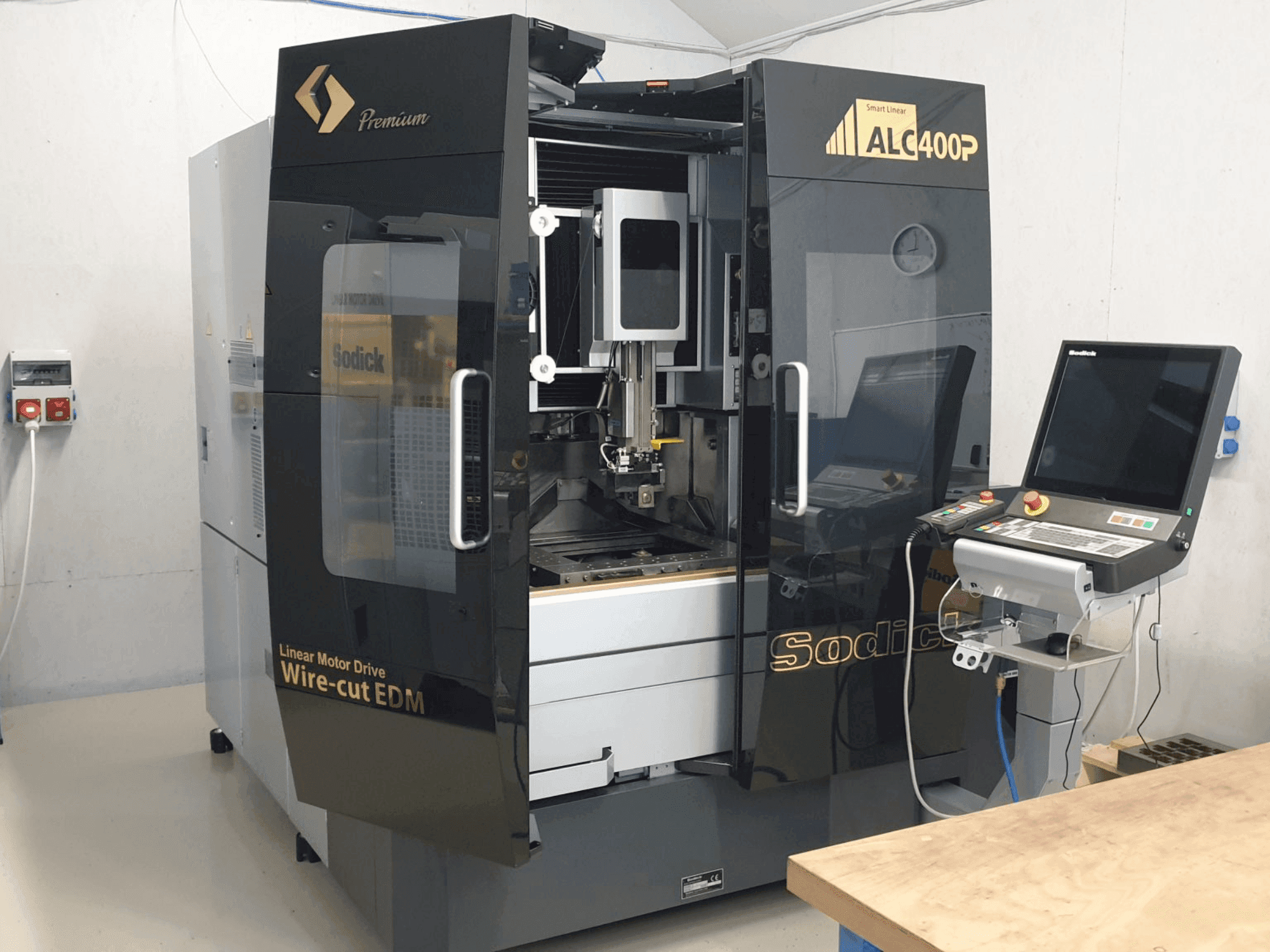 Vista frontale della macchina Sodick SODICK ALC400P