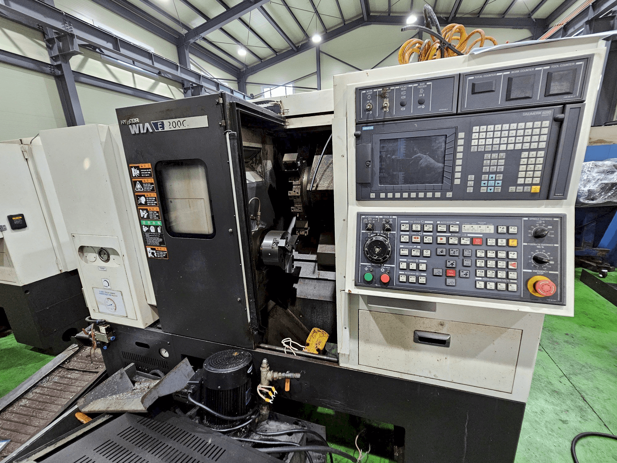 Vista frontale della macchina Hyundai Wia E200C