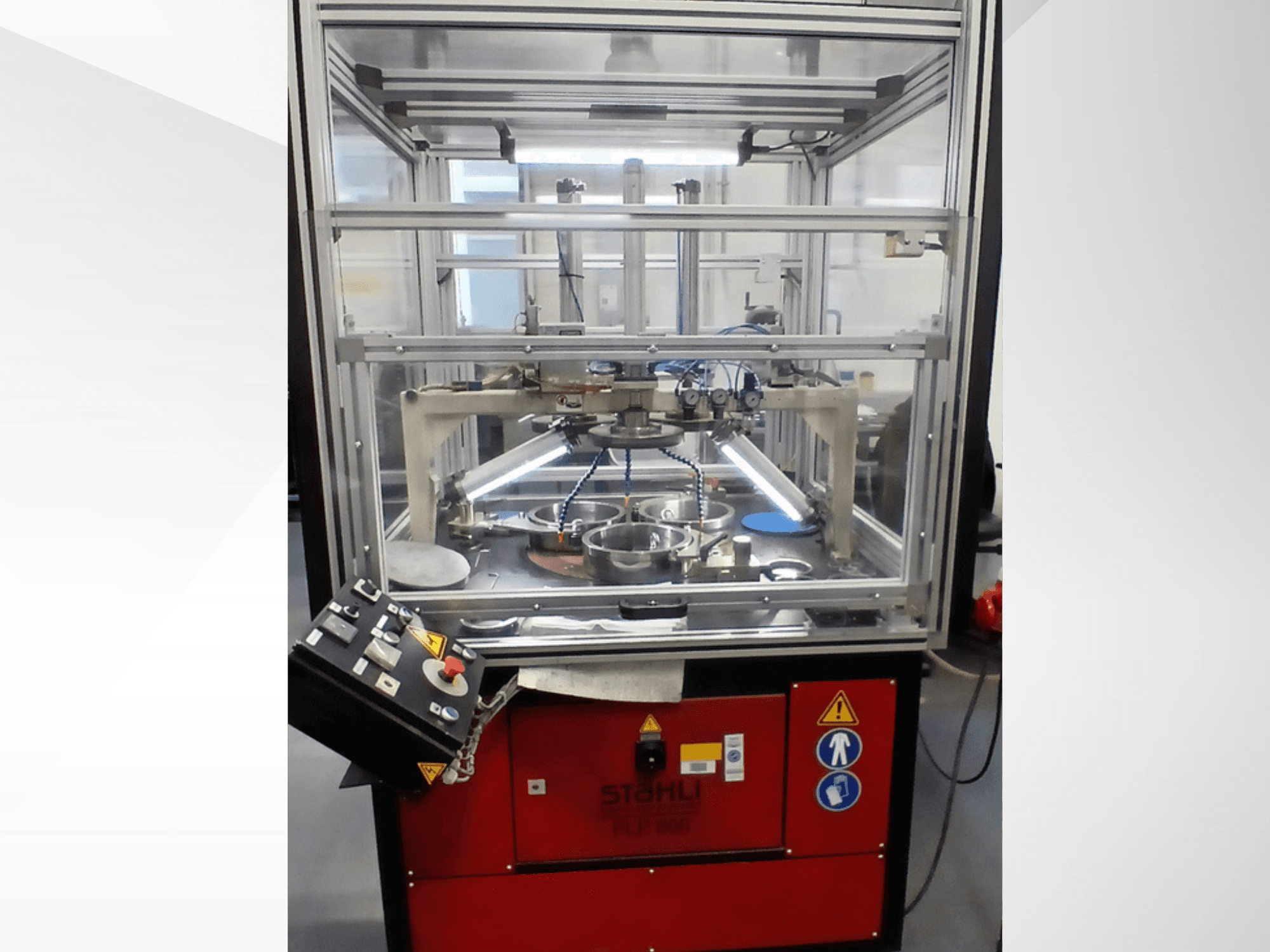 Macchina utensile MYLÄP BLP 600/3S, vista frontale, con carter trasparente, comandi operativi e componenti interni in evidenza.