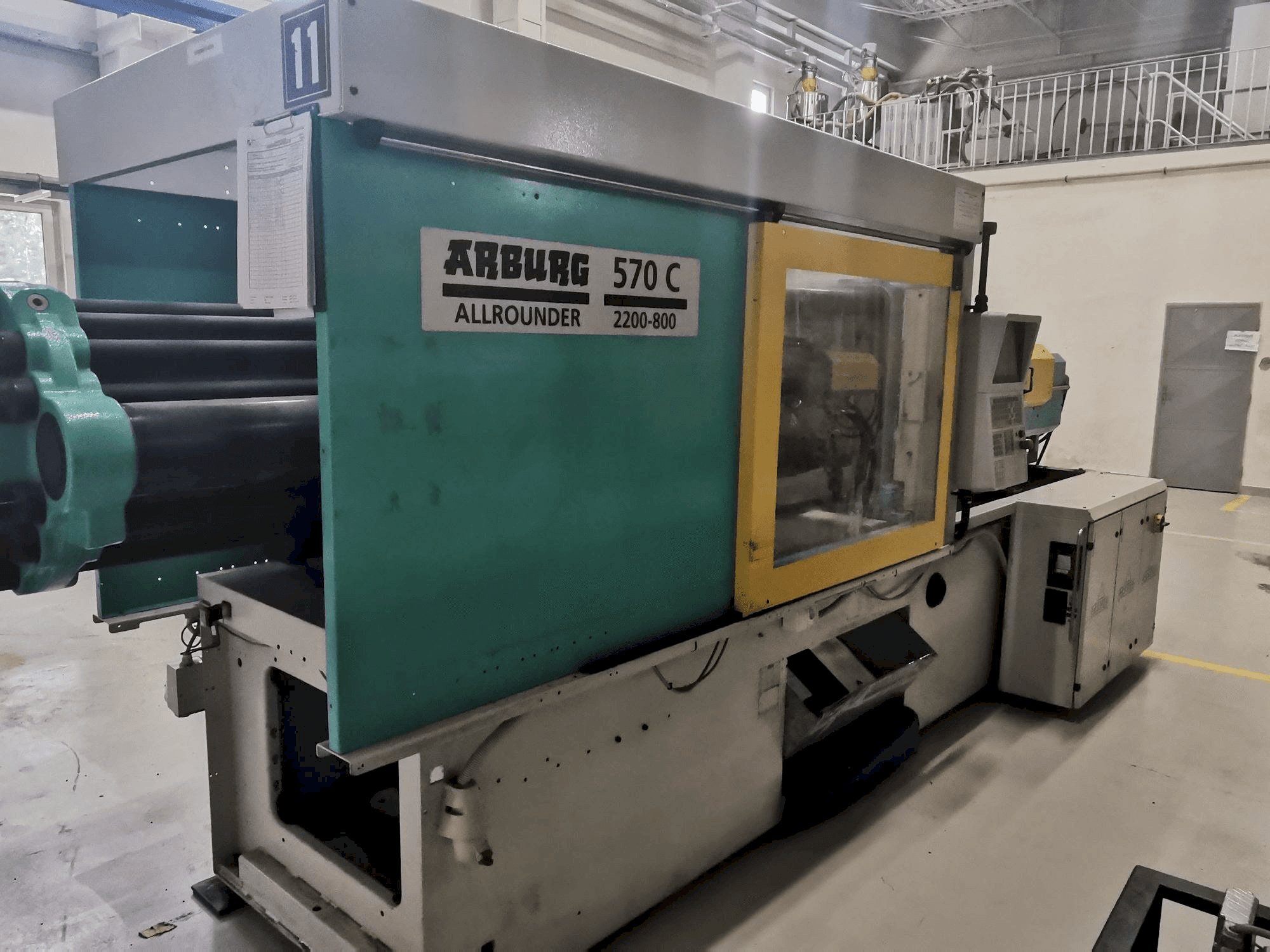 Vista frontale della macchina Arburg 570C 2200 - 800