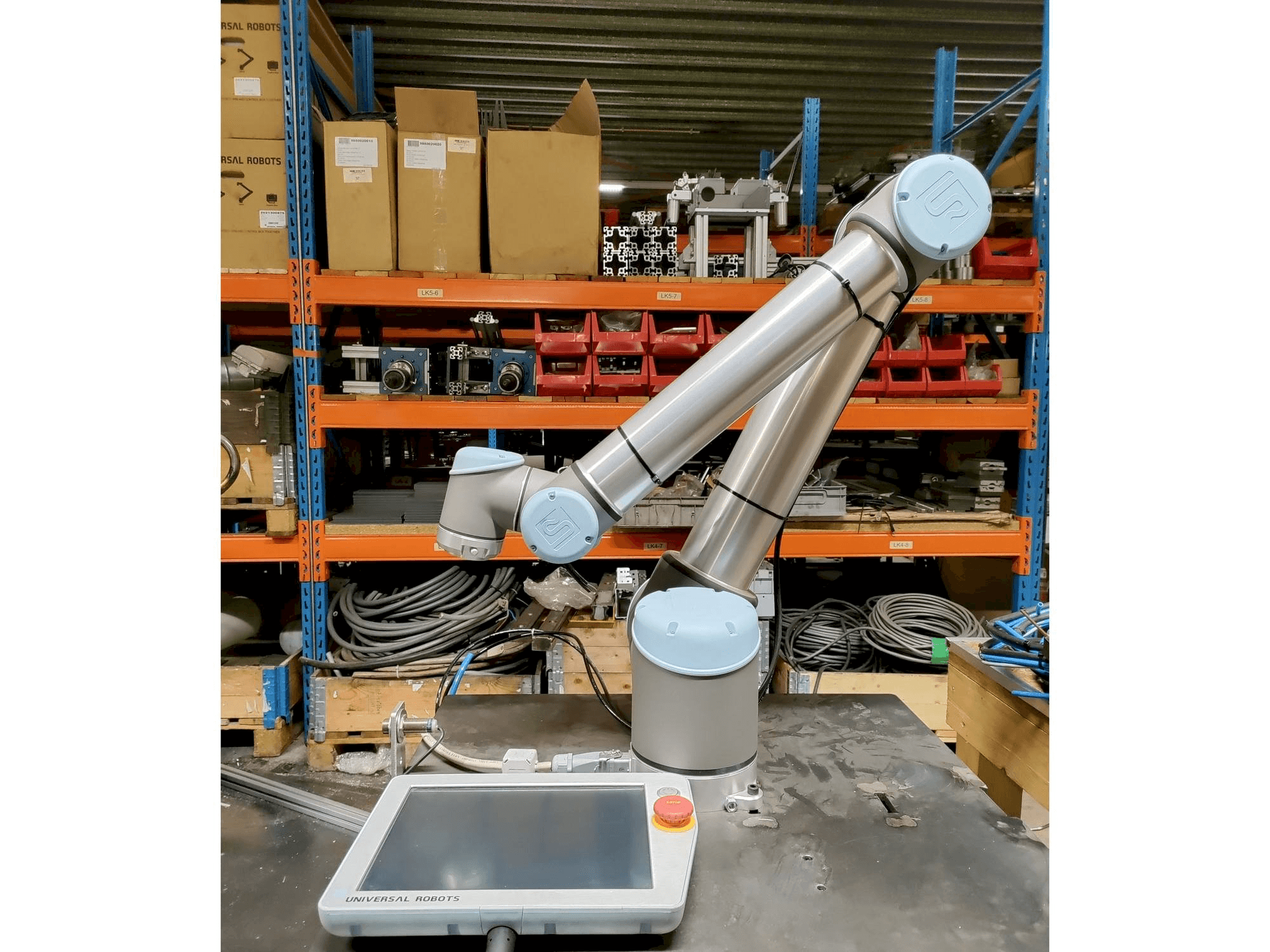 Vista frontale della macchina Universal Robots UR10