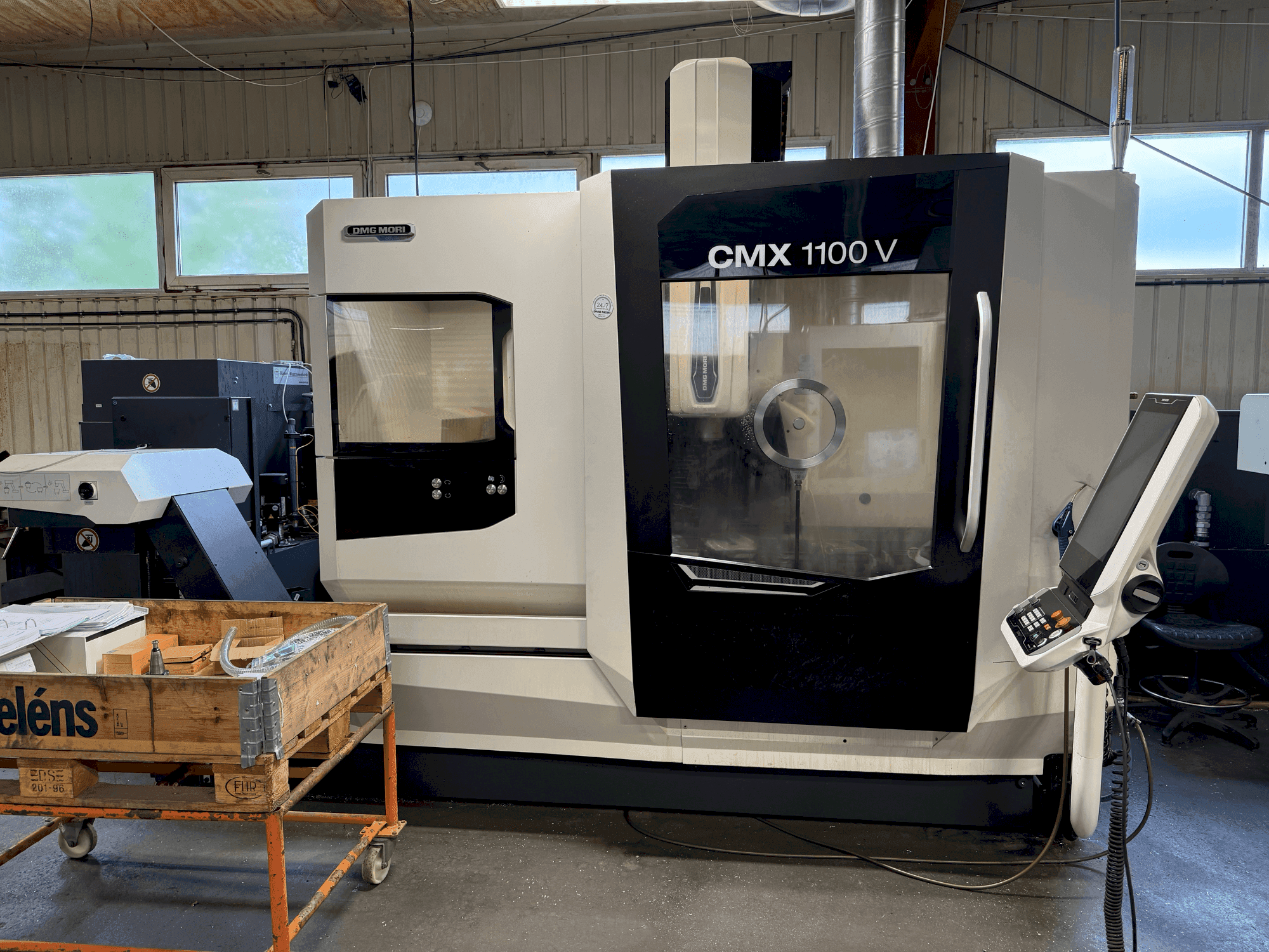 Vista frontale della macchina DMG MORI CMX 1100 V (2022)