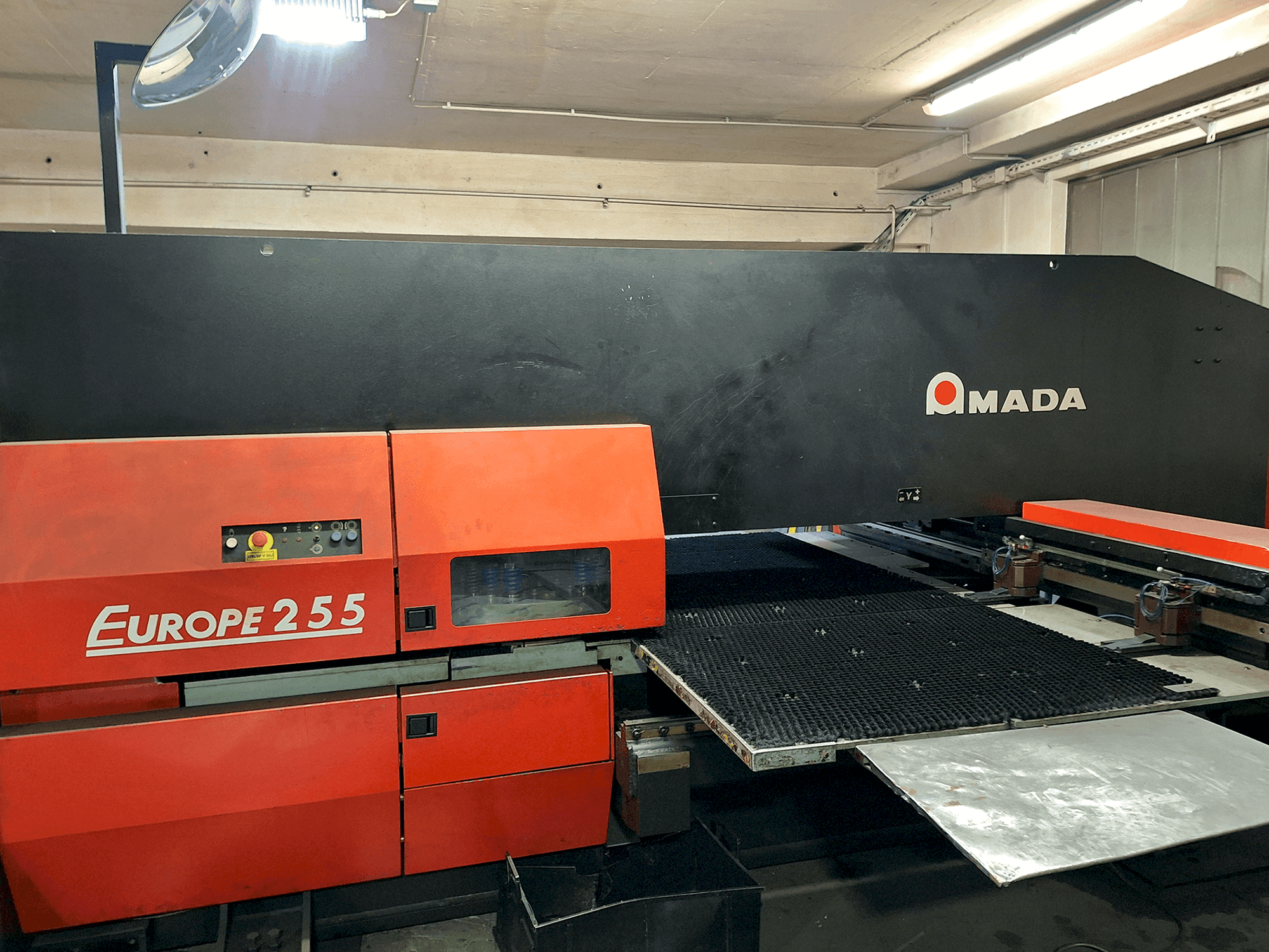 Vista frontale della macchina AMADA EUROPE 255 CNC
