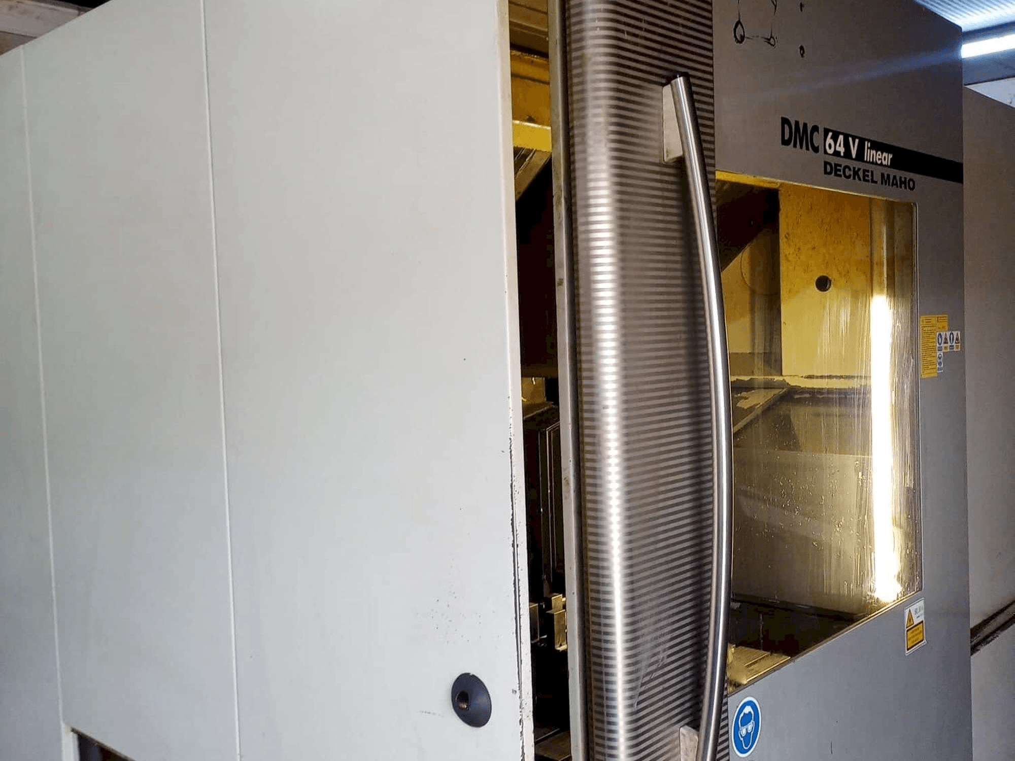 Vista frontale della macchina DECKEL MAHO 64v Linear