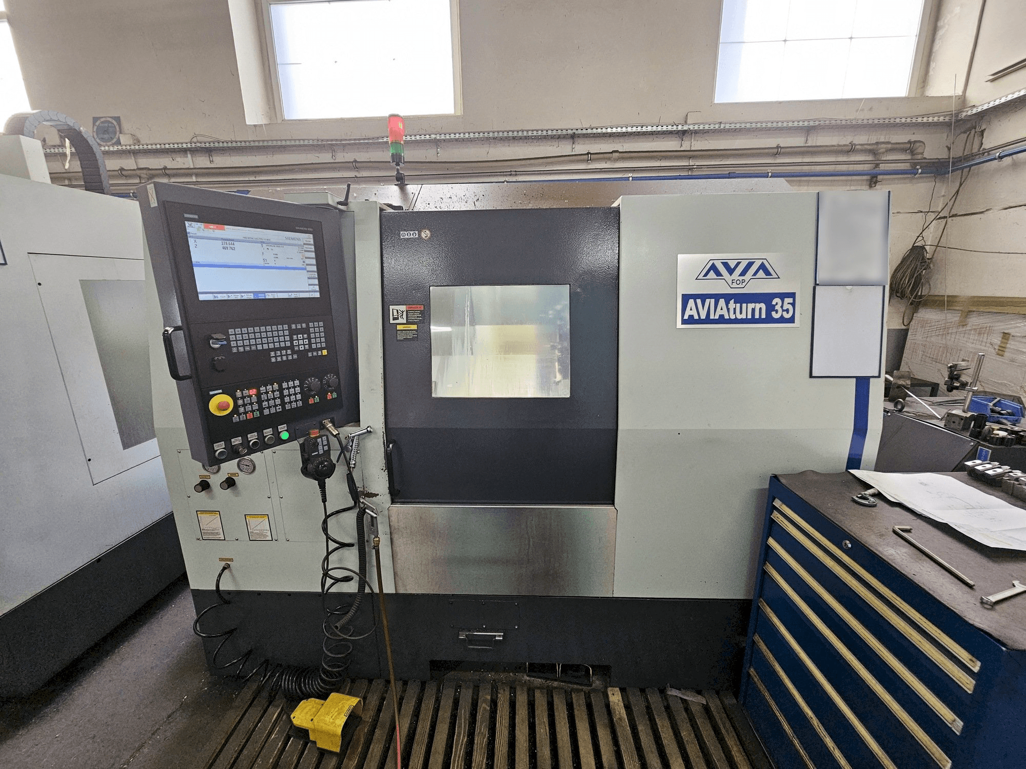 Vista frontale della macchina Avia AVIAturn 35