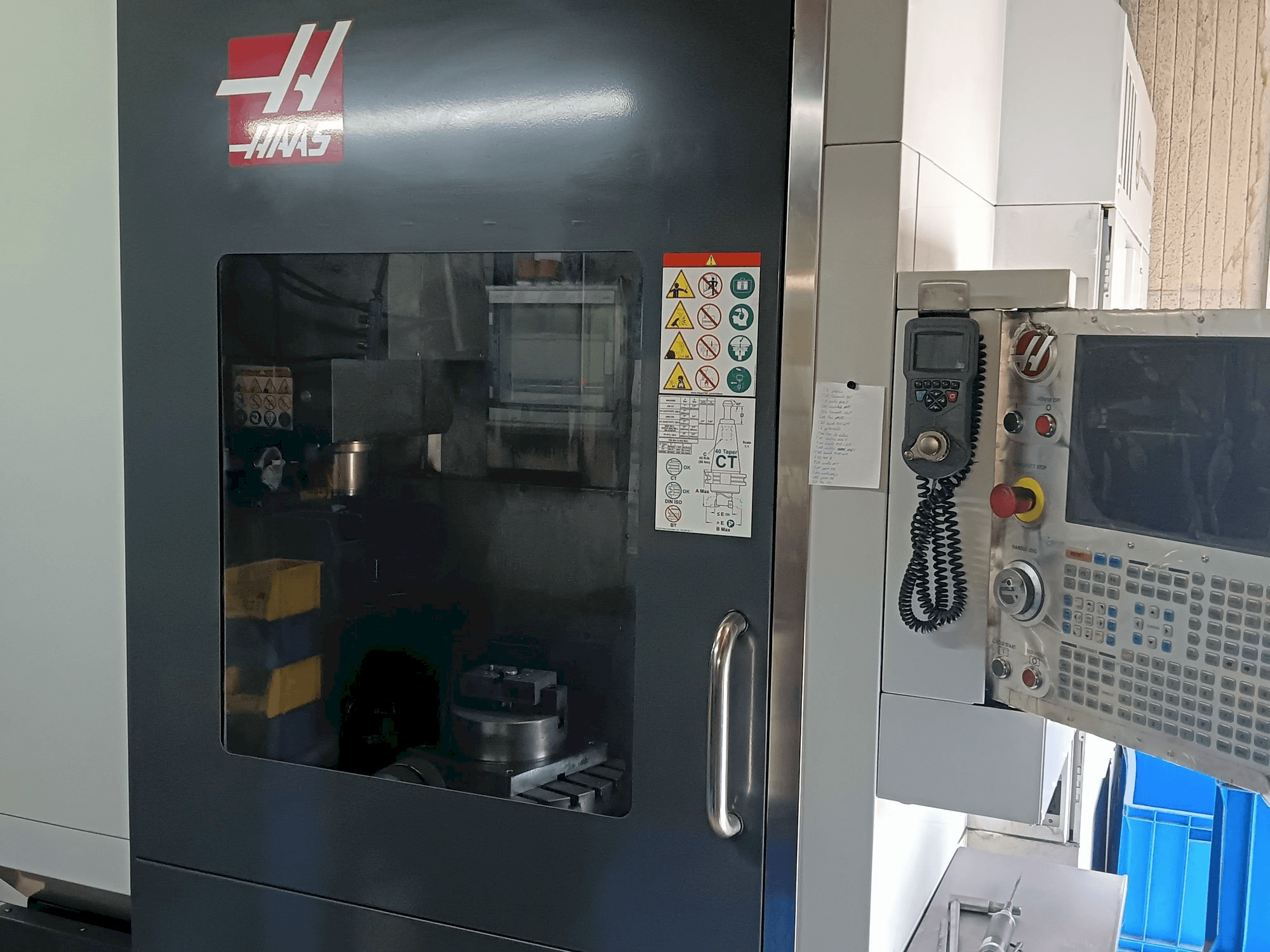 Vista frontale della macchina HAAS UMC 750