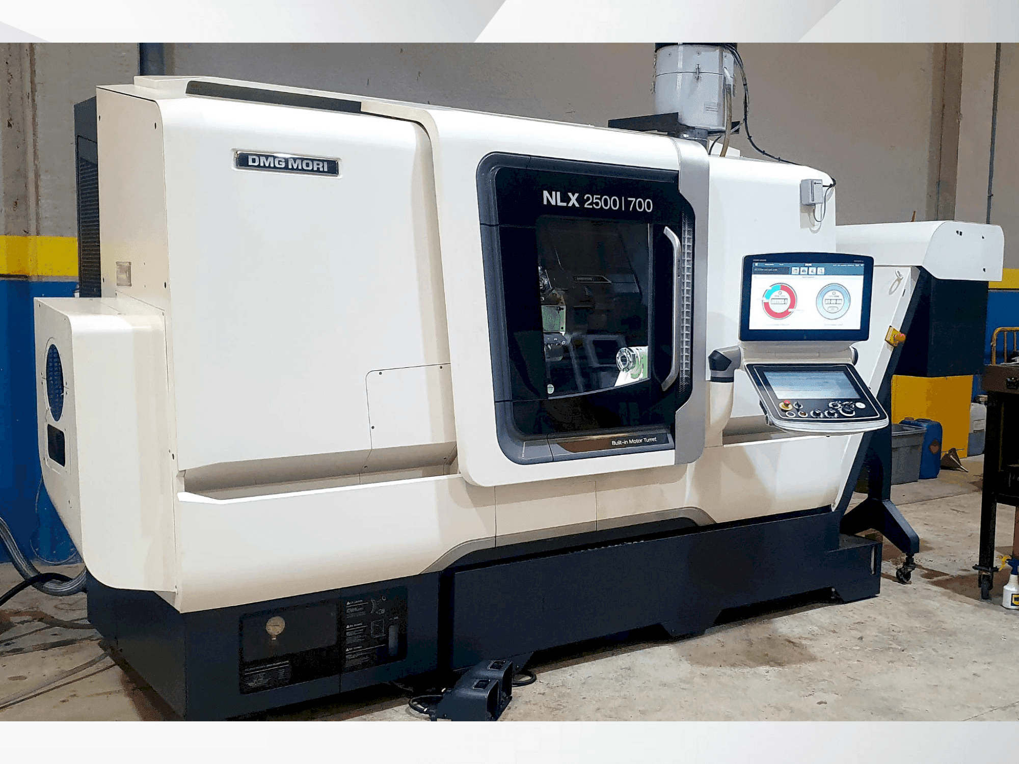 Vista frontale della macchina DMG MORI NLX2500Y/700